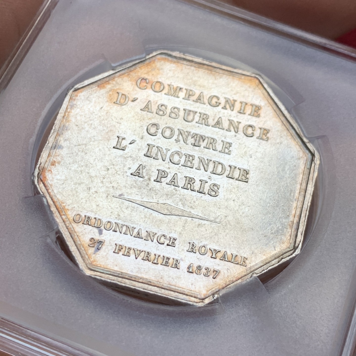 《竞宝斋》第143场-周日，周一 2场 (全场包邮) 法国 1837 八角银质代币 蜜蜂边铭 巴黎火灾保险公司，由皇家法令1837年2月27号签署 正面是雅典娜（密涅瓦）手持长矛和双蛇盾牌。19.03g，36.2mm