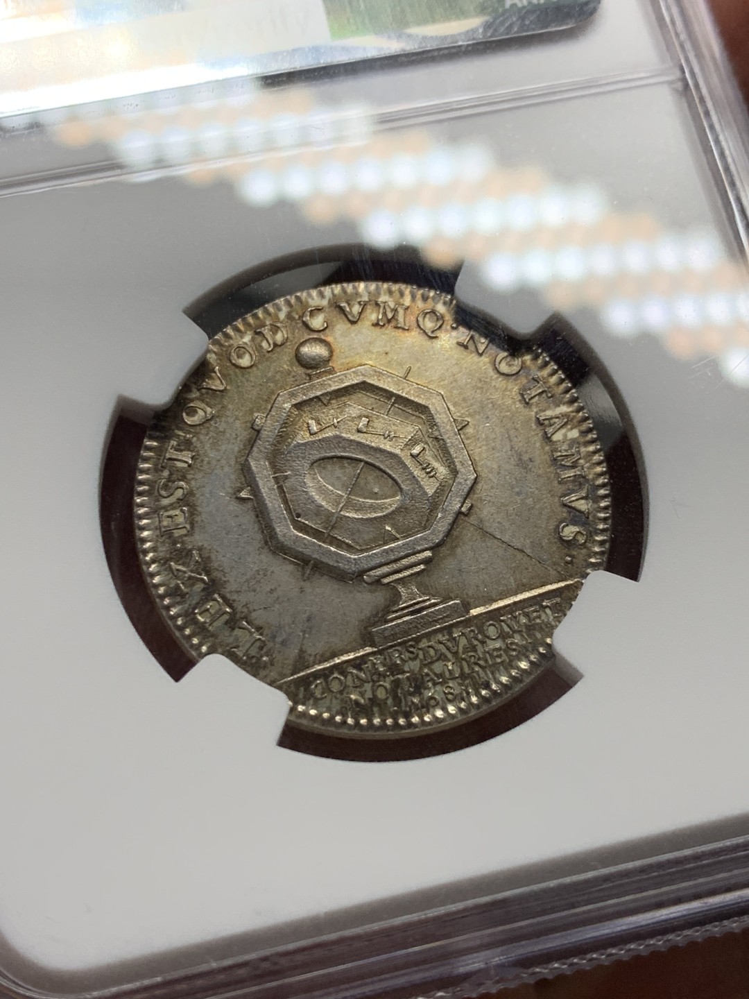 《竞宝斋》第143场-周日，周一 2场 (全场包邮) NGC-MS63 法国1683年路易十四 圆形JETON 五彩包浆 发丝清晰可见 JETON里的战斗机