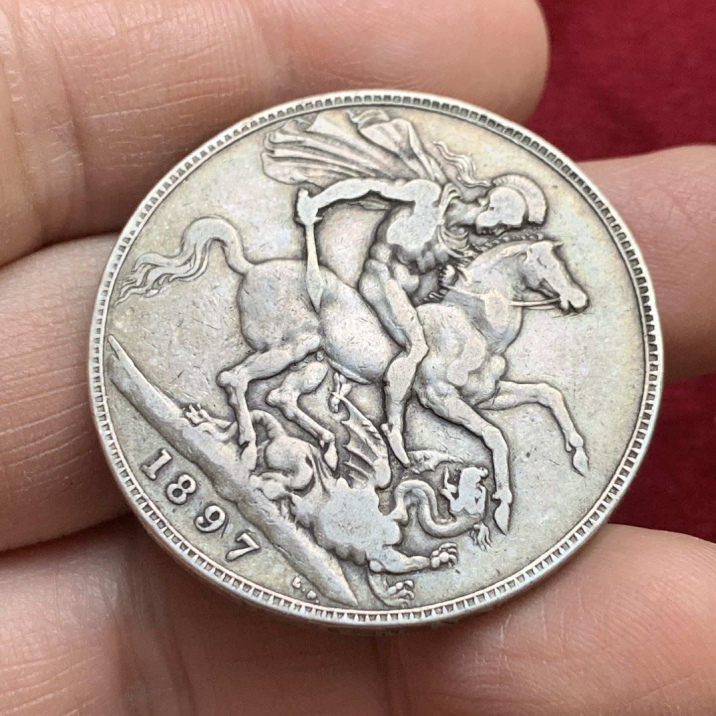 《竞宝斋》第143场-周日，周一 2场 (全场包邮) 英国1897年维多利亚披纱马剑克朗，流通品相老包浆，无明显瑕疵