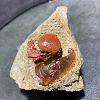 精美罕见石包玛瑙战国红玛瑙巧雕福寿双至摆件一个， - 精美罕见石包玛瑙战国红玛瑙巧雕福寿双至摆件一个，