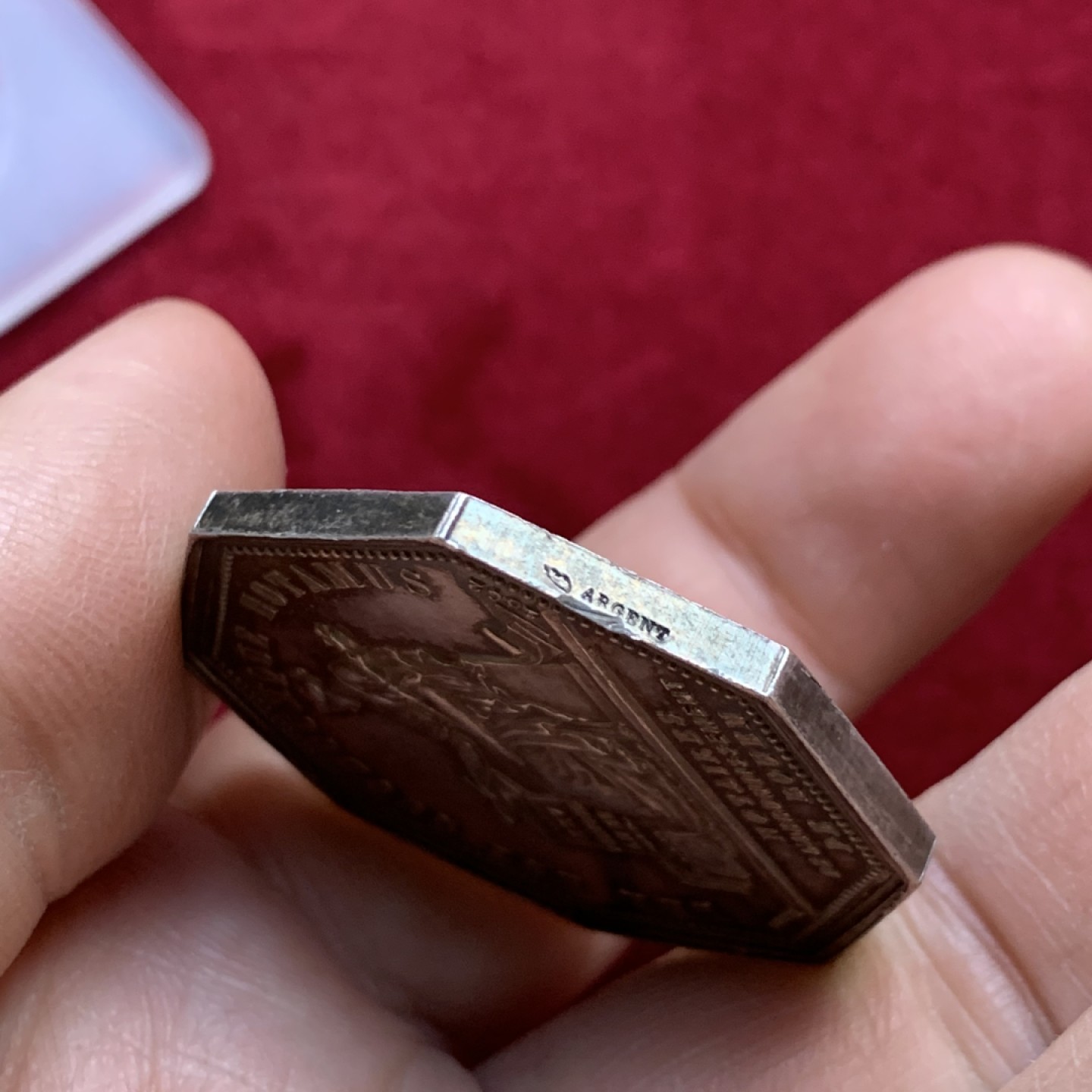 《竞宝斋》第143场-周日，周一 2场 (全场包邮) 法国 1880-1898 银质八角代币  鲁昂地区公证人 金紫包浆非常漂亮 个头很大 丰饶角边铭 22.3g 36.2mm