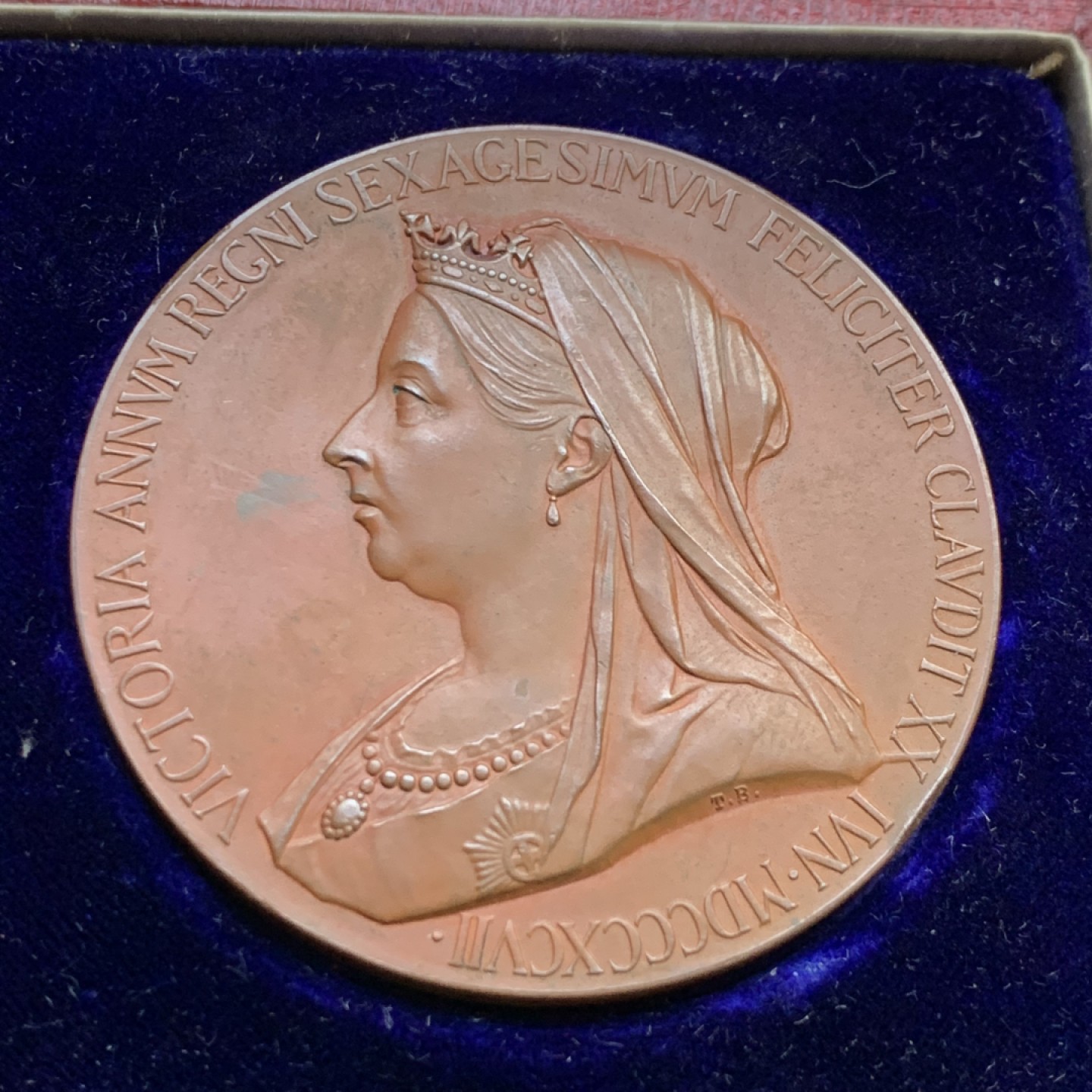 《竞宝斋》第143场-周日，周一 2场 (全场包邮) 1897年英国维多利亚登基60周年大铜章（原盒），直径56mm