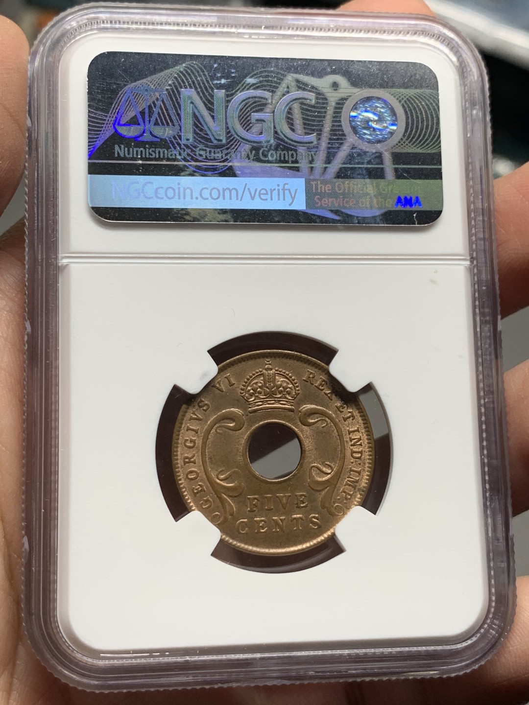《竞宝斋》第143场-周日，周一 2场 (全场包邮) NGC-MS64BN 唯一冠军分 1943年 英属东非 乔治六世5分铜币，中孔设计。铜光犹存，高分不易