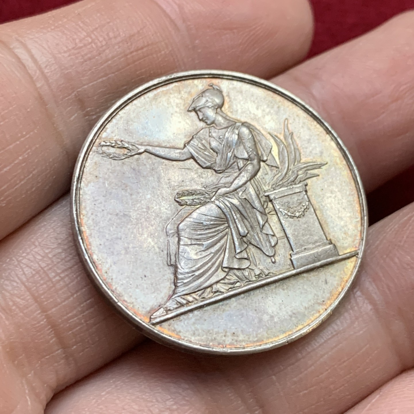 《竞宝斋》第143场-周日，周一 2场 (全场包邮) 法国十九世纪 坐人 圆形JETON 银质 代彩包浆 非常漂亮 18g 32.1mm 丰饶角银标