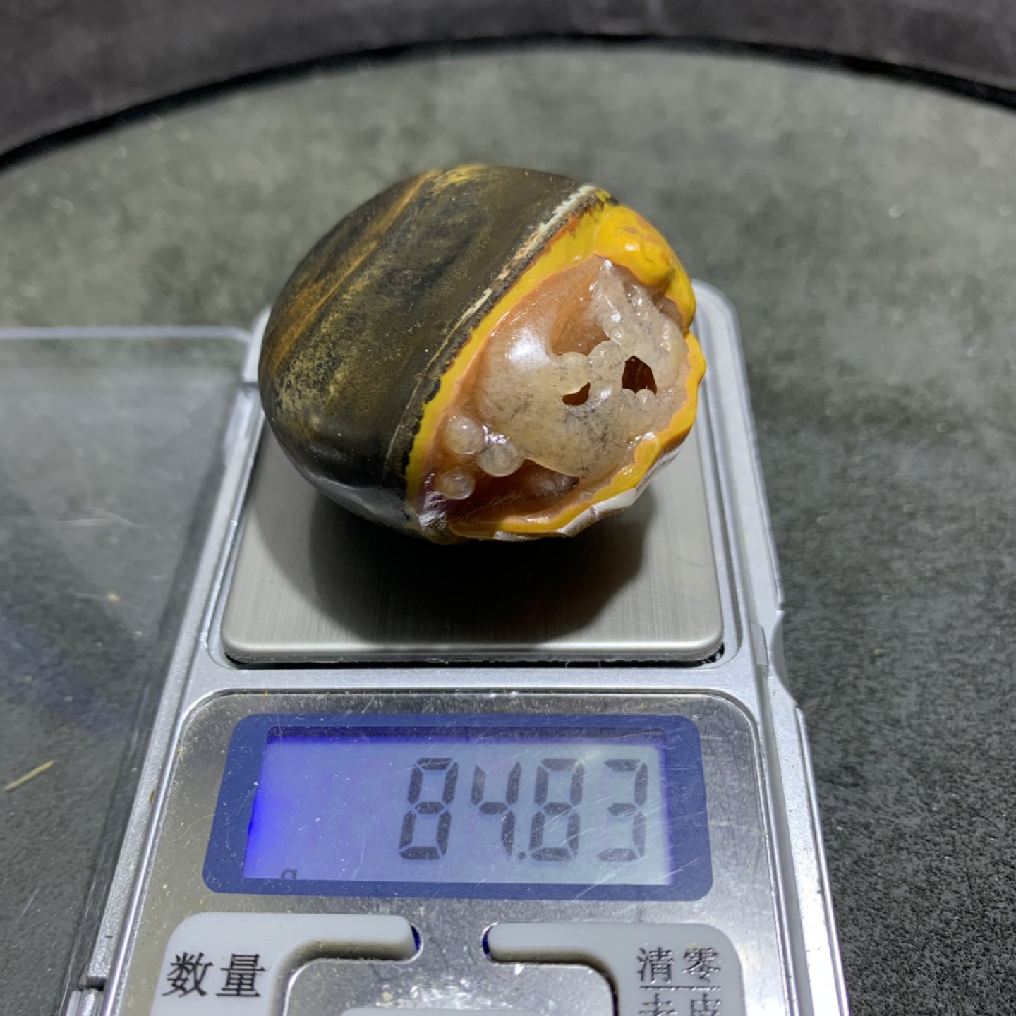 精美战国红玛瑙天眼纹原石原皮巧雕(上善若水)把件一个，