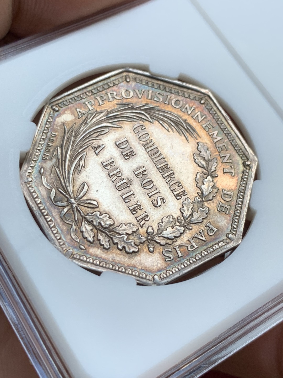 《竞宝斋》第143场-周日，周一 2场 (全场包邮) 法国 八角银质代币 正面是浮木运输的发明者让·鲁韦，背面由芦苇和橡树编织成的花环，因为长得像，有些人会把这个当做是拿破仑，金色包浆环绕两边 14.97g，33mm 丰饶角边铭