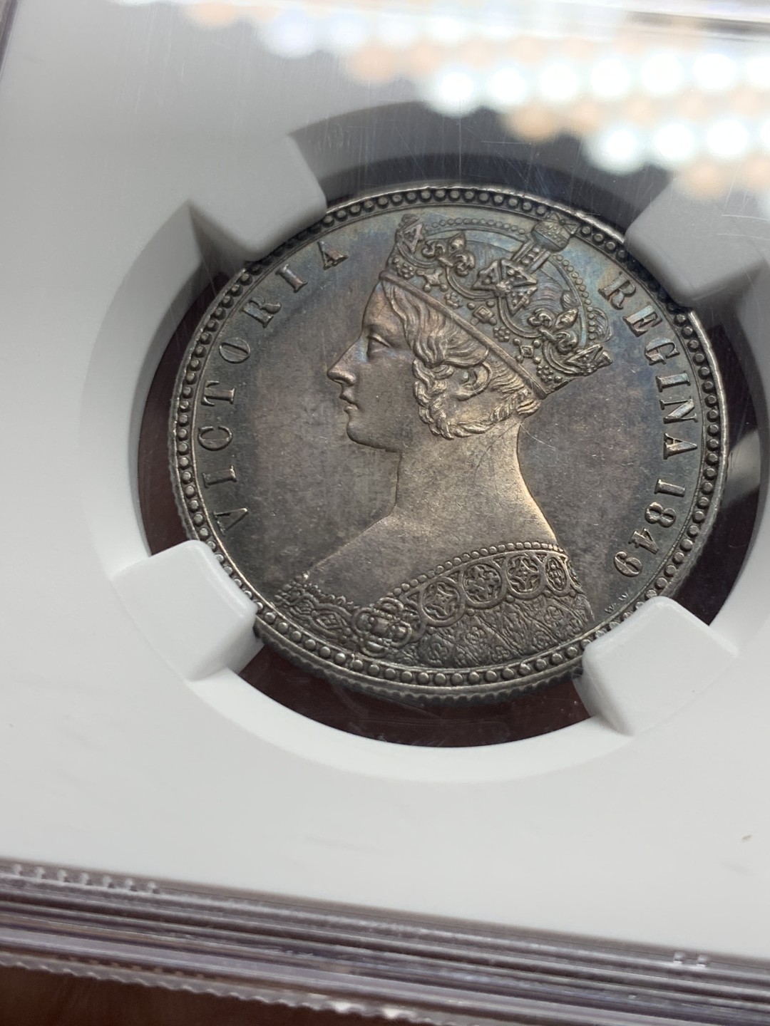 《竞宝斋》第143场-周日，周一 2场 (全场包邮) NGC-MS62 英国1849年无神弗罗林均匀黑色包浆背面全深打状态百里挑一