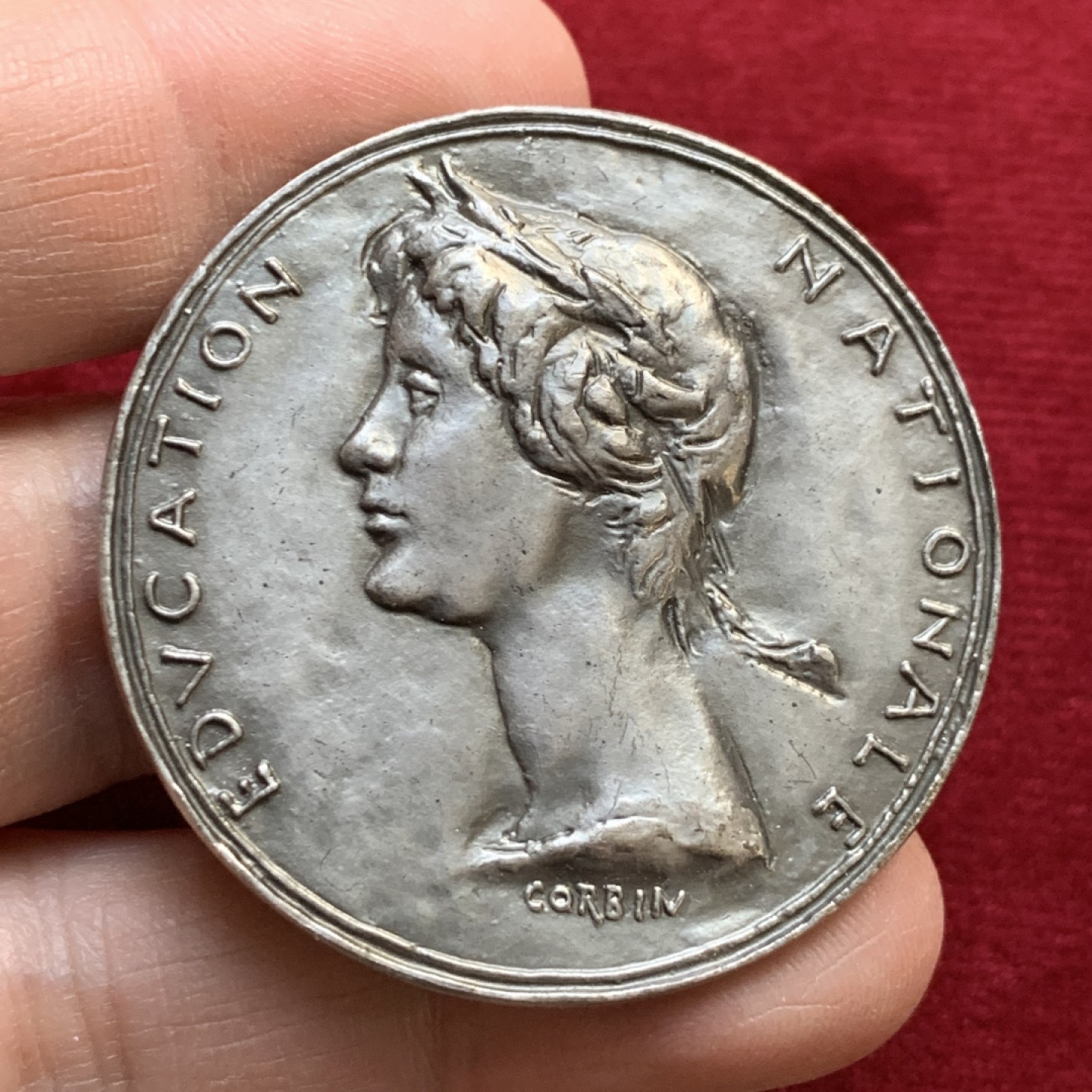 《竞宝斋》第143场-周日，周一 2场 (全场包邮) 1968年法国国民教育银章，直径44mm，重量43g