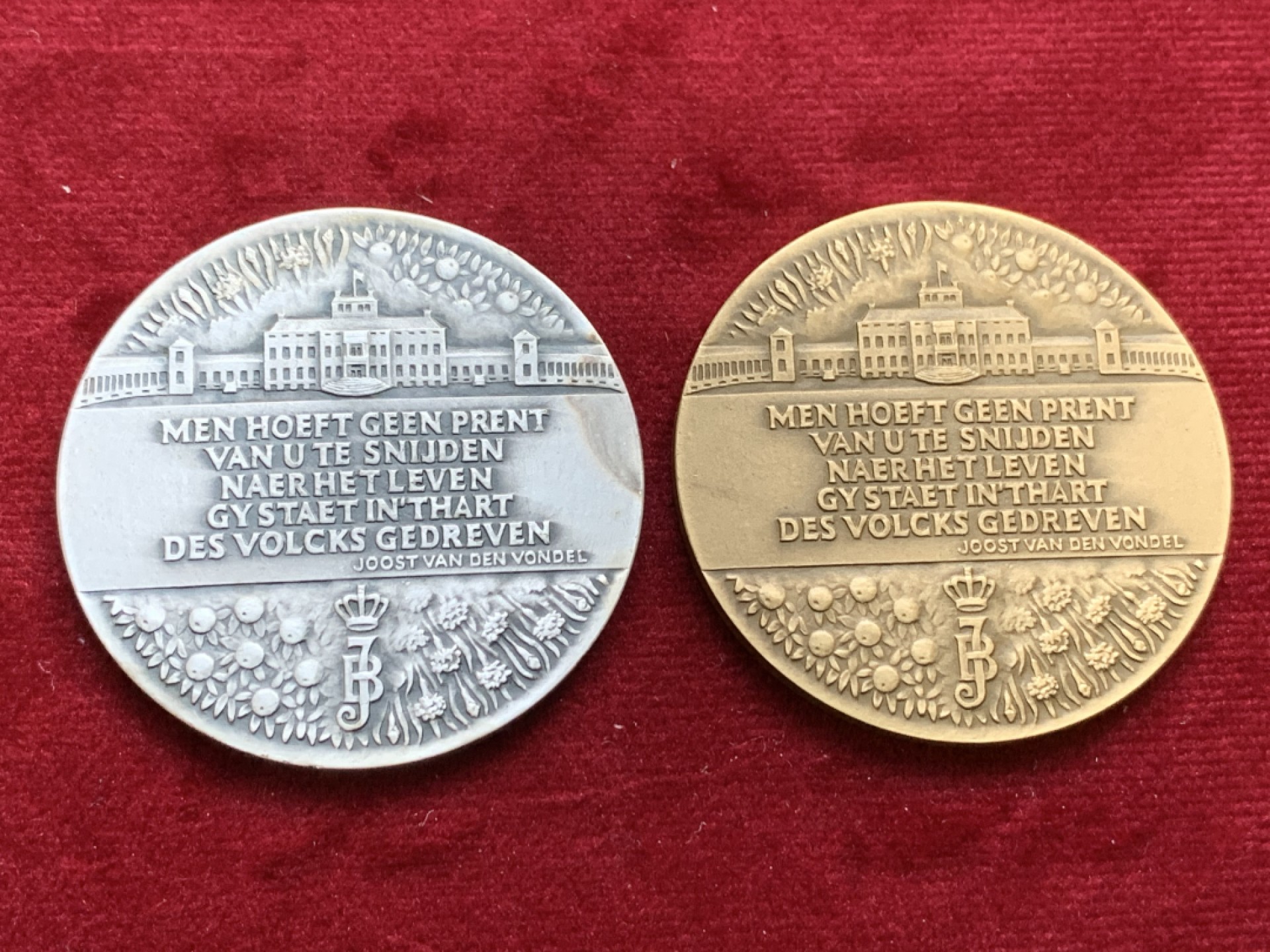 《竞宝斋》第143场-周日，周一 2场 (全场包邮) 1987年荷兰女王金婚纪念铜银章（原盒一对），直径均为50mm，铜章重量53g，银章重量60g，盒证齐全