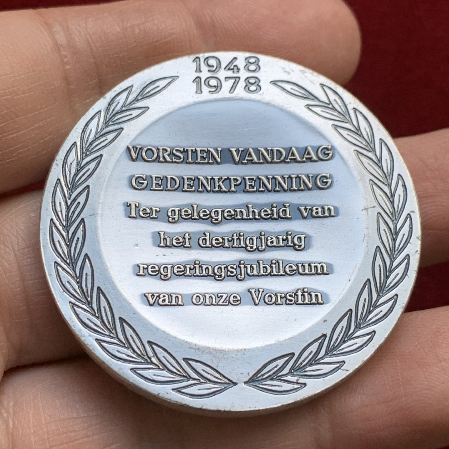 《竞宝斋》第143场-周日，周一 2场 (全场包邮) 1978年荷兰安娜女王登基30周年纪念，直径45mm，重量61.8g，非常厚重的银章，有证书