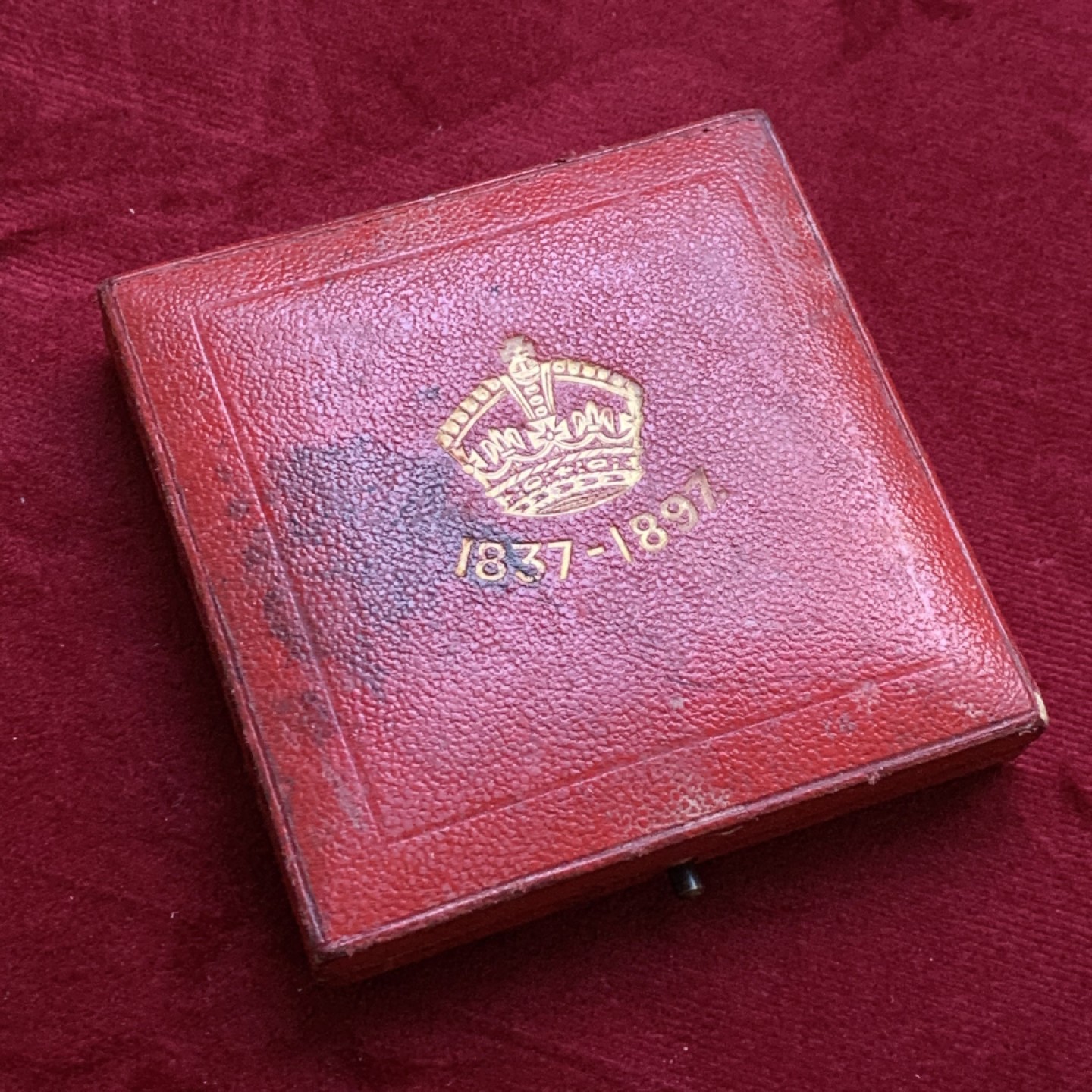 《竞宝斋》第143场-周日，周一 2场 (全场包邮) 1897年英国维多利亚登基60周年大铜章（原盒），直径56mm