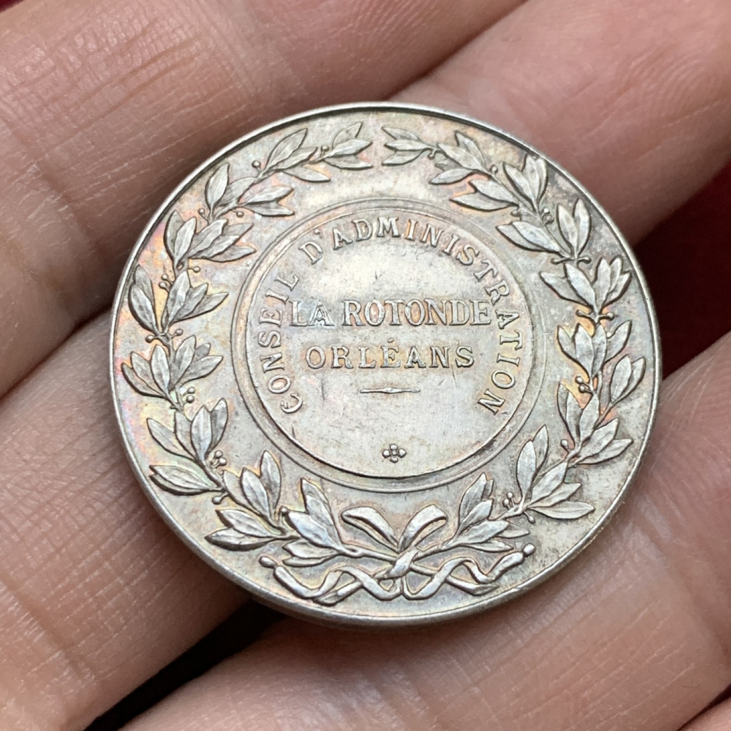 《竞宝斋》第143场-周日，周一 2场 (全场包邮) 法国十九世纪 坐人 圆形JETON 银质 代彩包浆 非常漂亮 18g 32.1mm 丰饶角银标