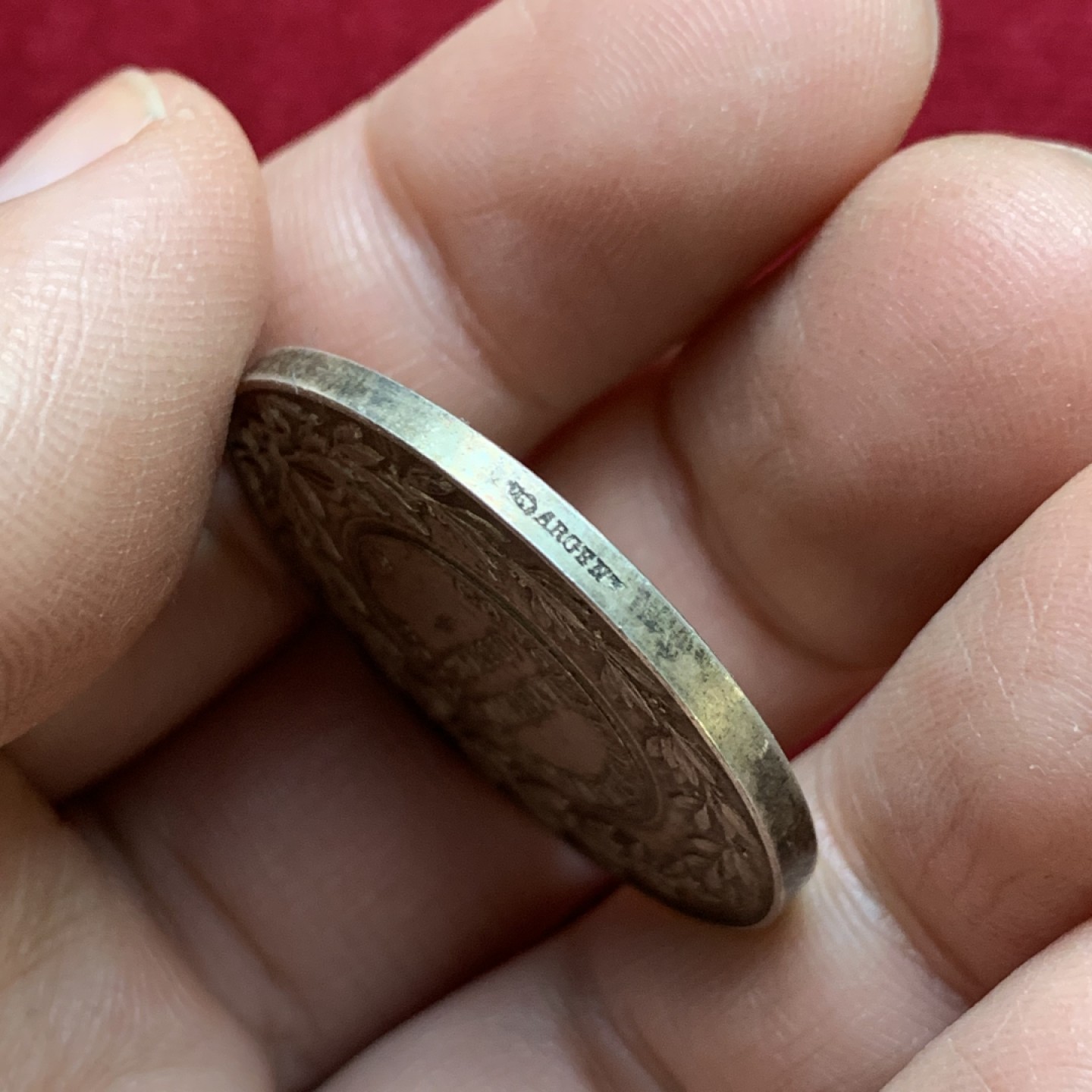 《竞宝斋》第143场-周日，周一 2场 (全场包邮) 法国十九世纪 坐人 圆形JETON 银质 代彩包浆 非常漂亮 18g 32.1mm 丰饶角银标