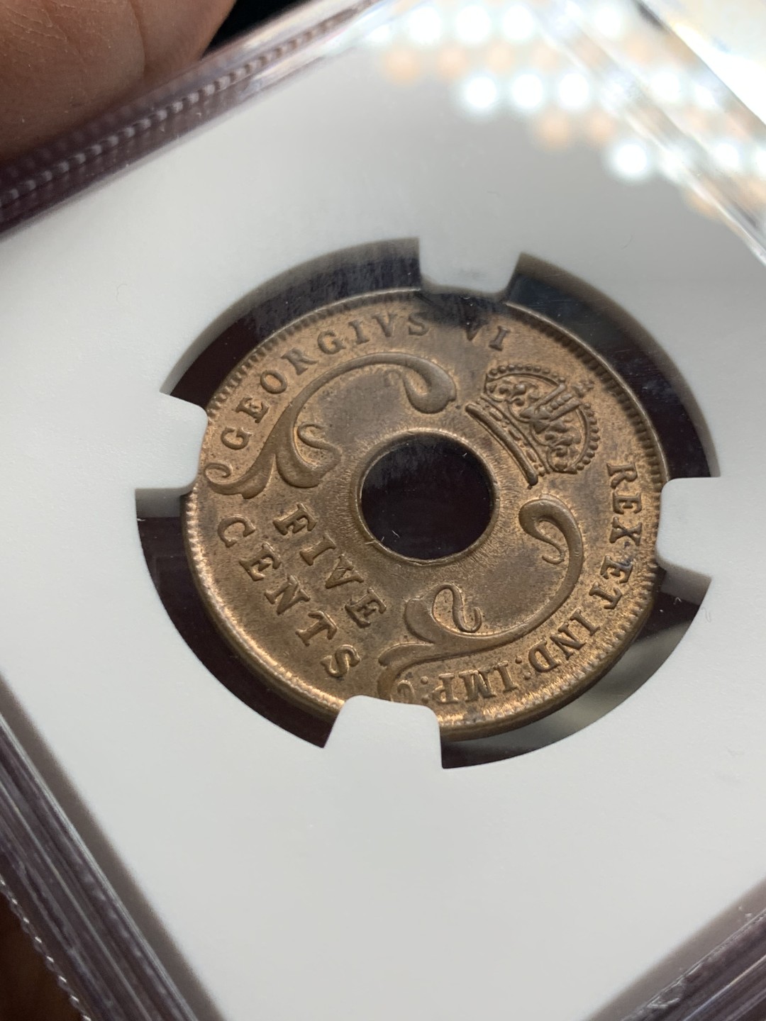 《竞宝斋》第143场-周日，周一 2场 (全场包邮) NGC-MS64BN 唯一冠军分 1943年 英属东非 乔治六世5分铜币，中孔设计。铜光犹存，高分不易