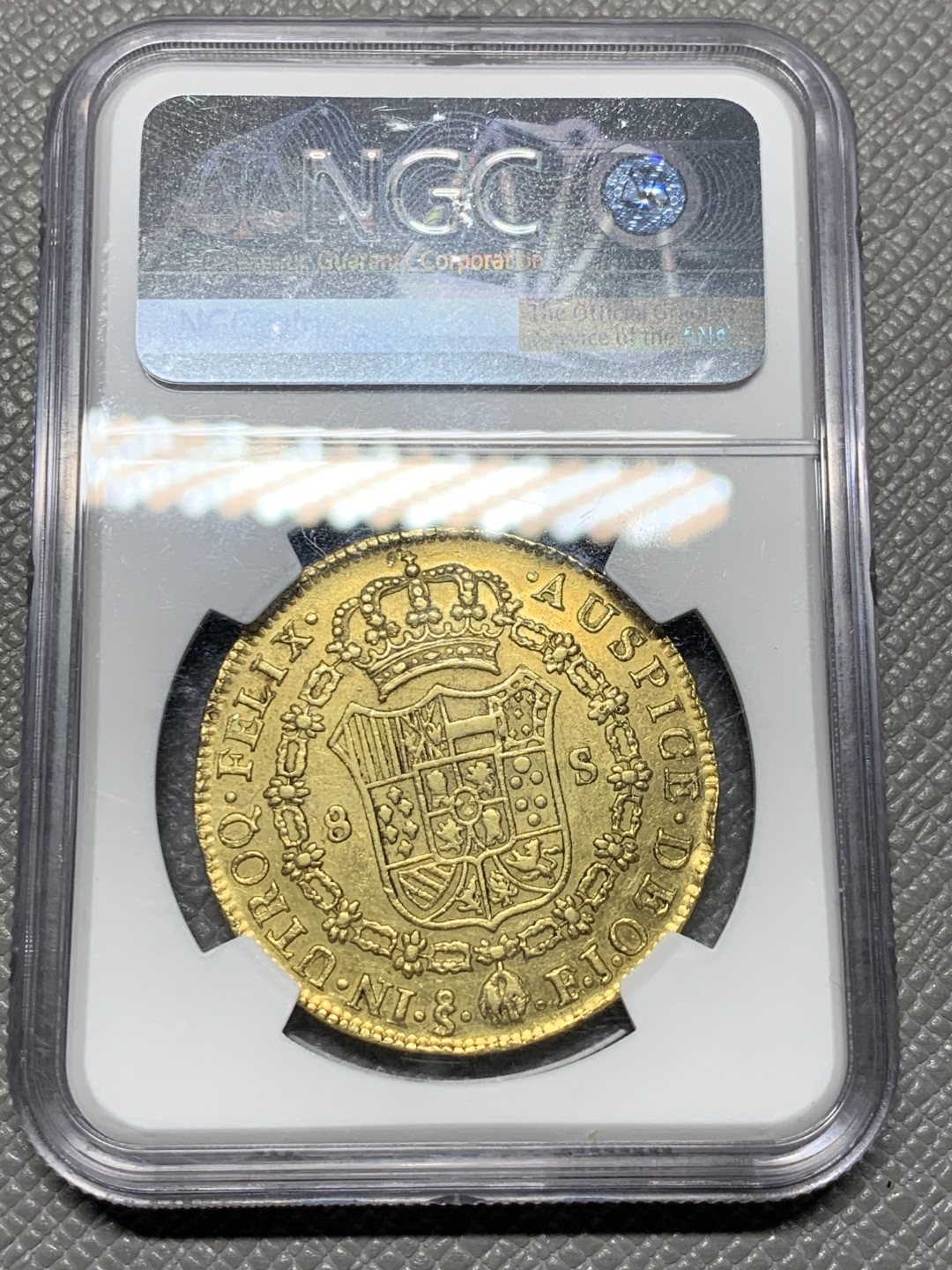 《竞宝斋》第143场-周日，周一 2场 (全场包邮) NGC-AU55 1812年西属智利8埃斯库多27克大金币，费七配卡四头过度版本非常稀少外拍3000美元了！ 西班牙殖民地最后的荣光 打的非常正没有铸缺