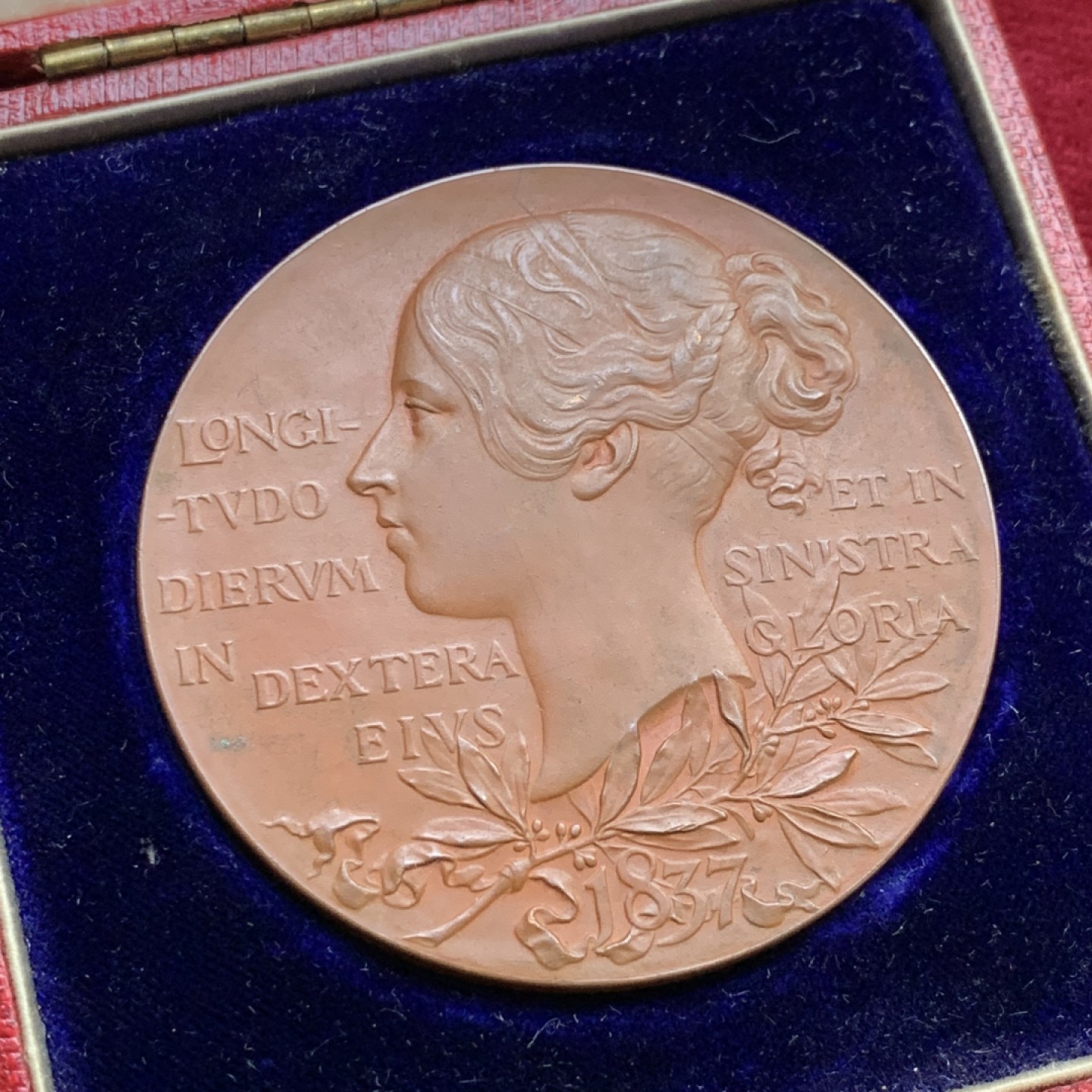 《竞宝斋》第143场-周日，周一 2场 (全场包邮) 1897年英国维多利亚登基60周年大铜章（原盒），直径56mm