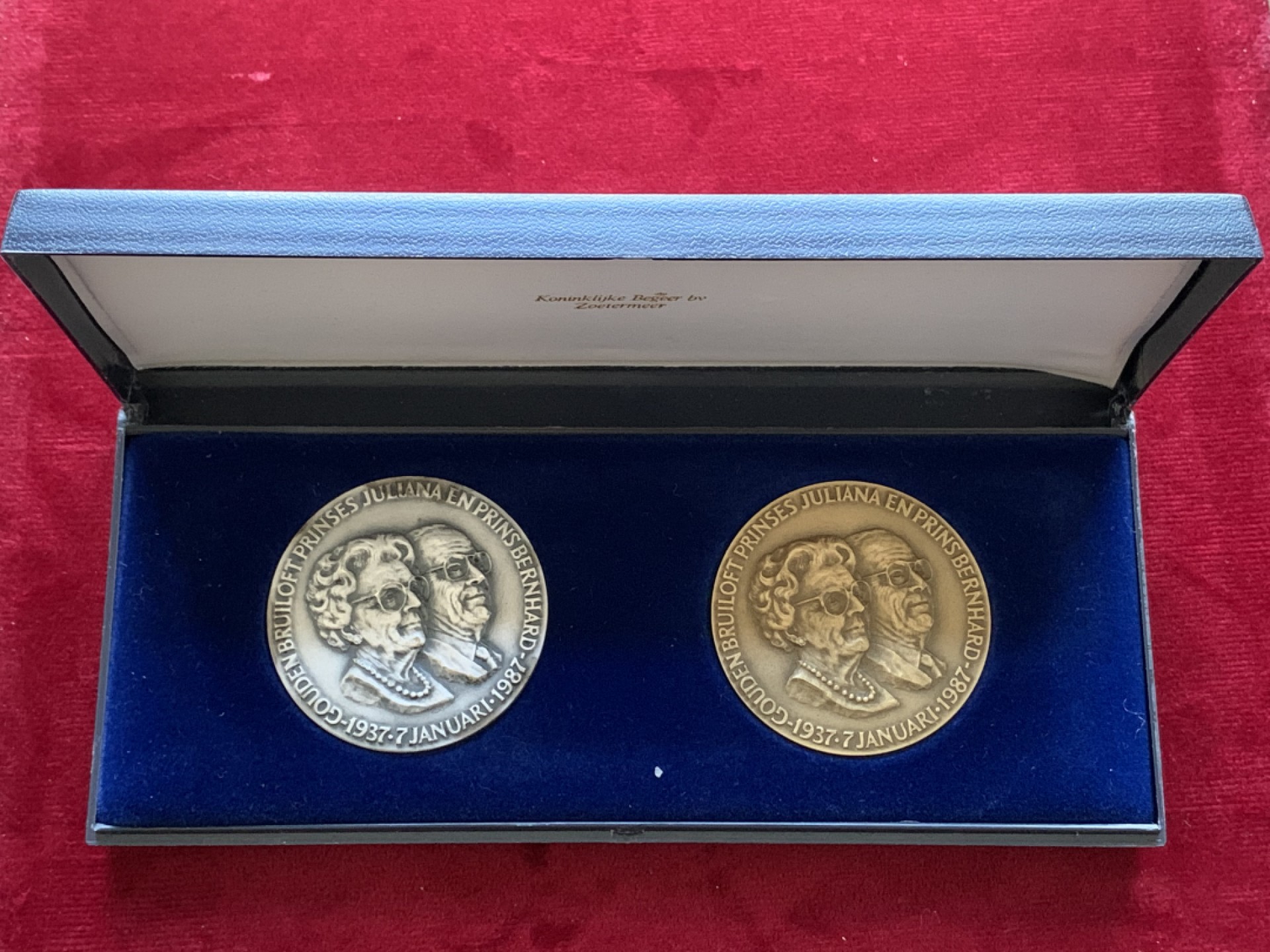 《竞宝斋》第143场-周日，周一 2场 (全场包邮) 1987年荷兰女王金婚纪念铜银章（原盒一对），直径均为50mm，铜章重量53g，银章重量60g，盒证齐全