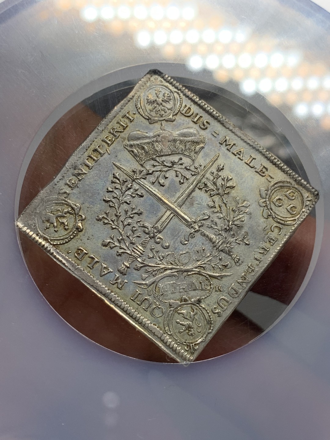 《竞宝斋》第143场-周日，周一 2场 (全场包邮) NGC-MS62 1693年德国萨克森胜利方形泰勒 稀见品种，冠军分，背面设计很精美