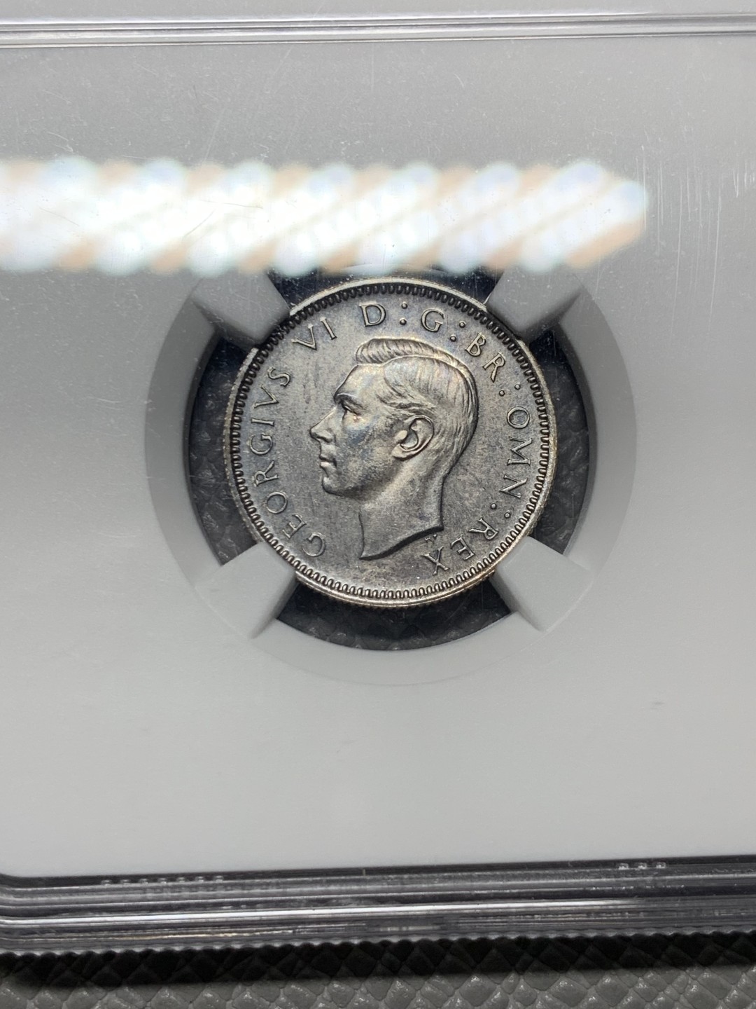 《竞宝斋》第143场-周日，周一 2场 (全场包邮) NGC-PF64 英国 1937年 乔治六世精铸6便士银币，乔六登基首年份。底板有镜面感，绒布老包浆