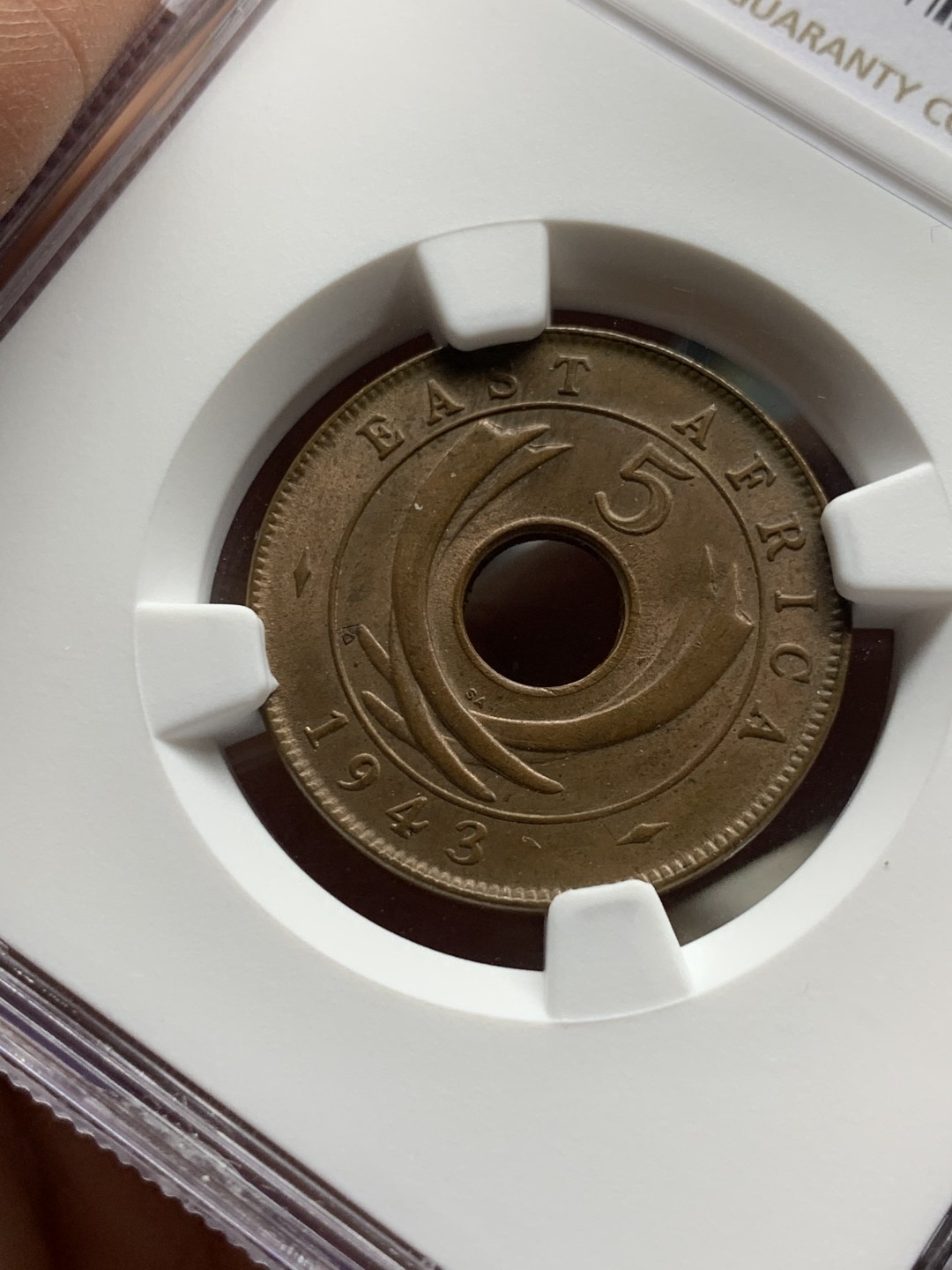 《竞宝斋》第143场-周日，周一 2场 (全场包邮) NGC-MS64BN 唯一冠军分 1943年 英属东非 乔治六世5分铜币，中孔设计。铜光犹存，高分不易