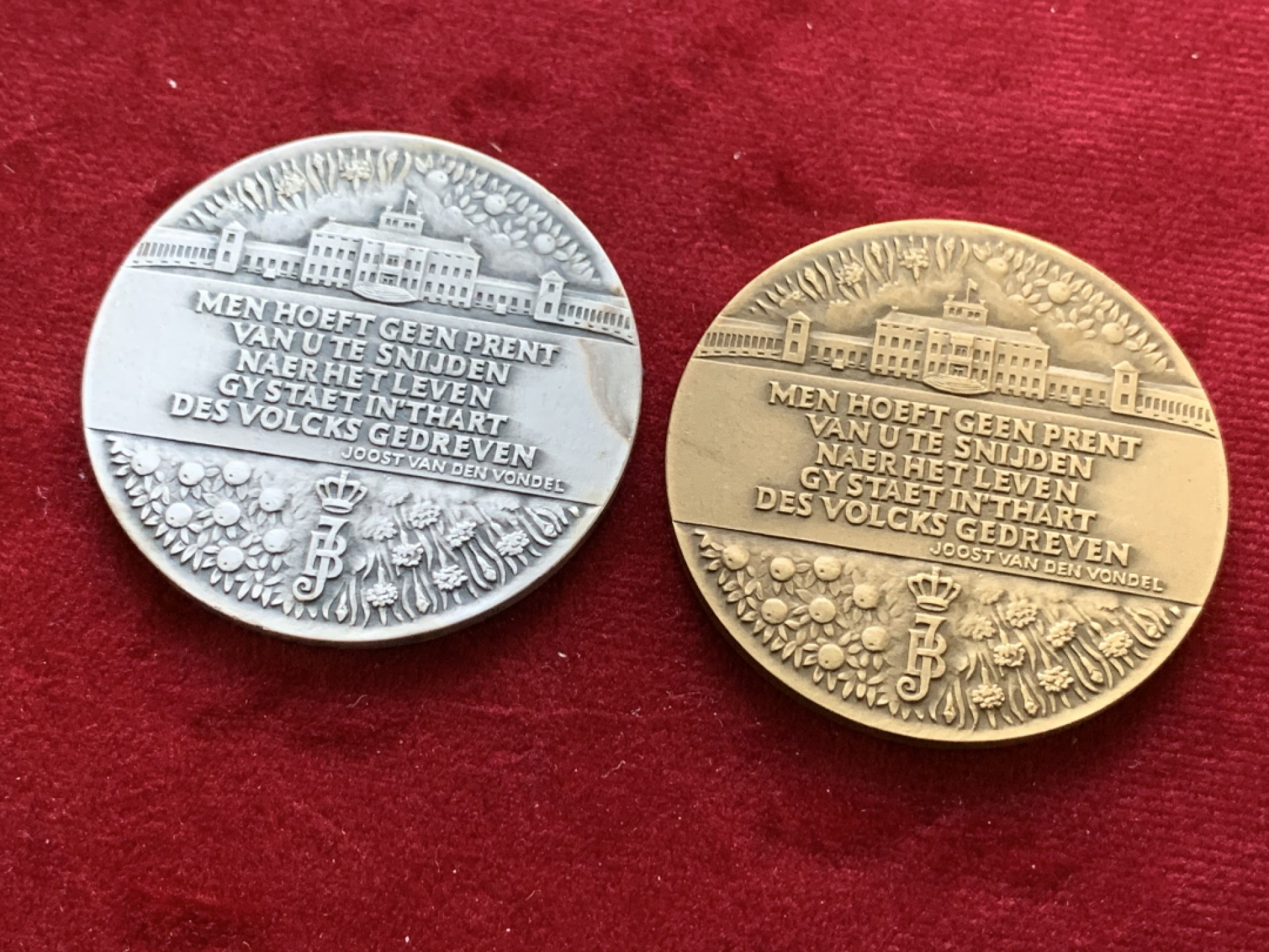 《竞宝斋》第143场-周日，周一 2场 (全场包邮) 1987年荷兰女王金婚纪念铜银章（原盒一对），直径均为50mm，铜章重量53g，银章重量60g，盒证齐全