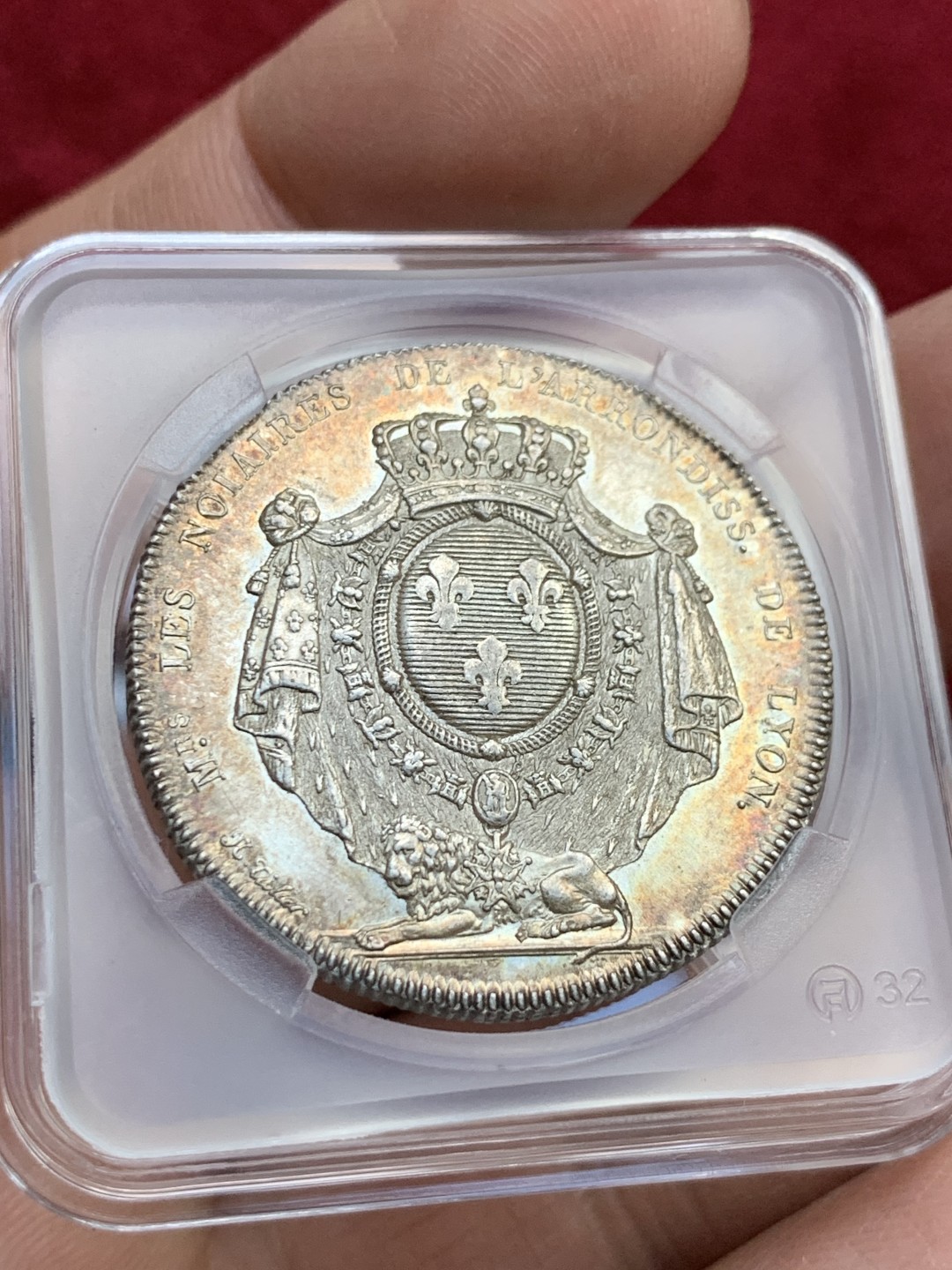 《竞宝斋》第143场-周日，周一 2场 (全场包邮) 法国 1812 银质圆形代币 1832年之前无印记 典型的拿破仑时期产物 里昂地区公证人，环边的五彩包浆非常漂亮。12.72g，32.8mm