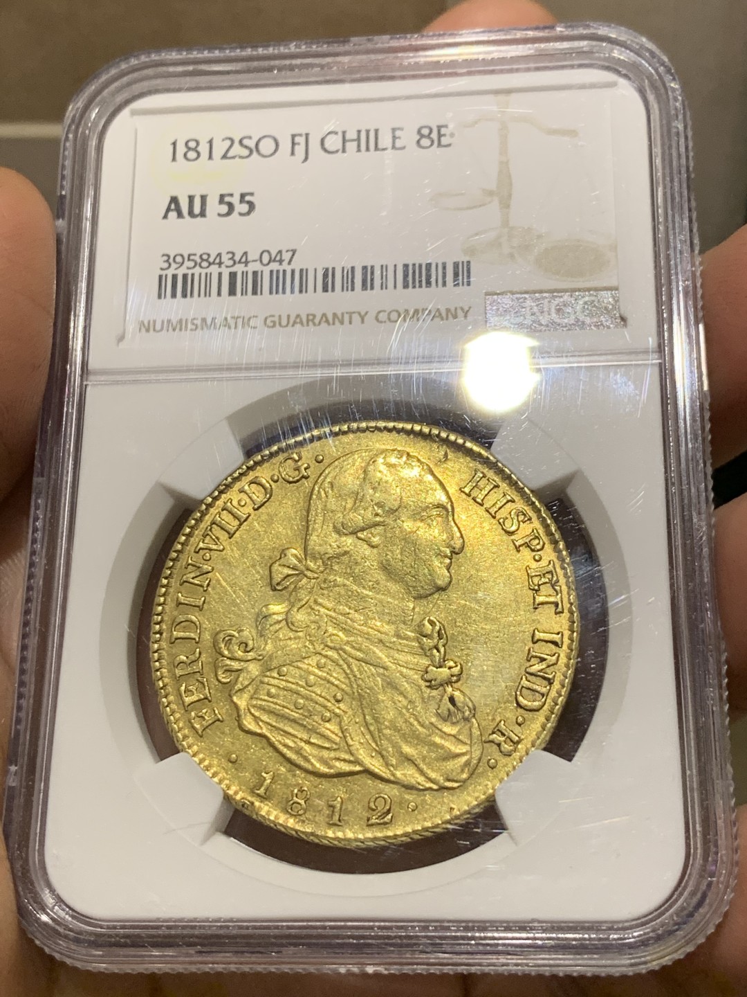 《竞宝斋》第143场-周日，周一 2场 (全场包邮) NGC-AU55 1812年西属智利8埃斯库多27克大金币，费七配卡四头过度版本非常稀少外拍3000美元了！ 西班牙殖民地最后的荣光 打的非常正没有铸缺