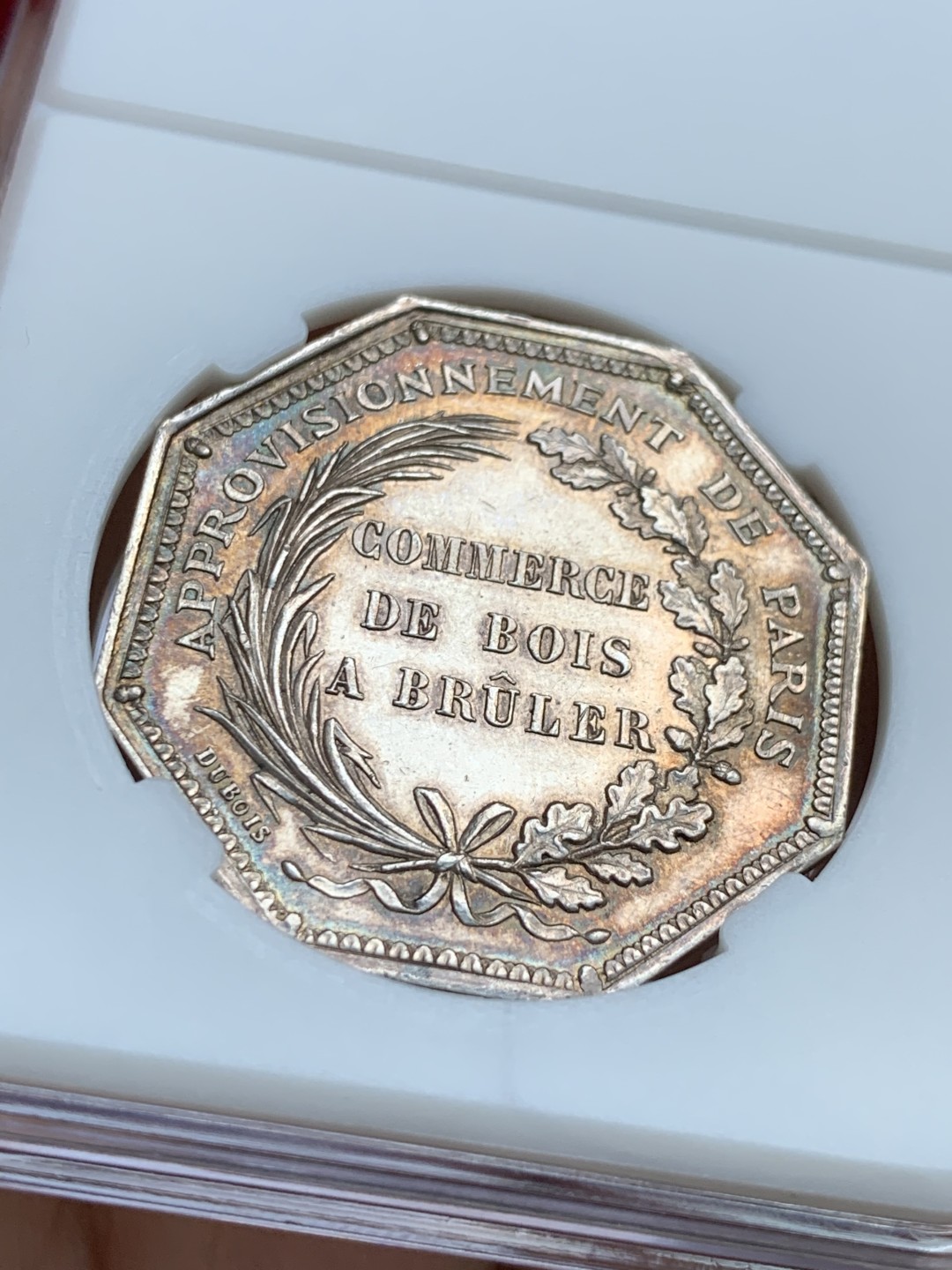 《竞宝斋》第143场-周日，周一 2场 (全场包邮) 法国 八角银质代币 正面是浮木运输的发明者让·鲁韦，背面由芦苇和橡树编织成的花环，因为长得像，有些人会把这个当做是拿破仑，金色包浆环绕两边 14.97g，33mm 丰饶角边铭