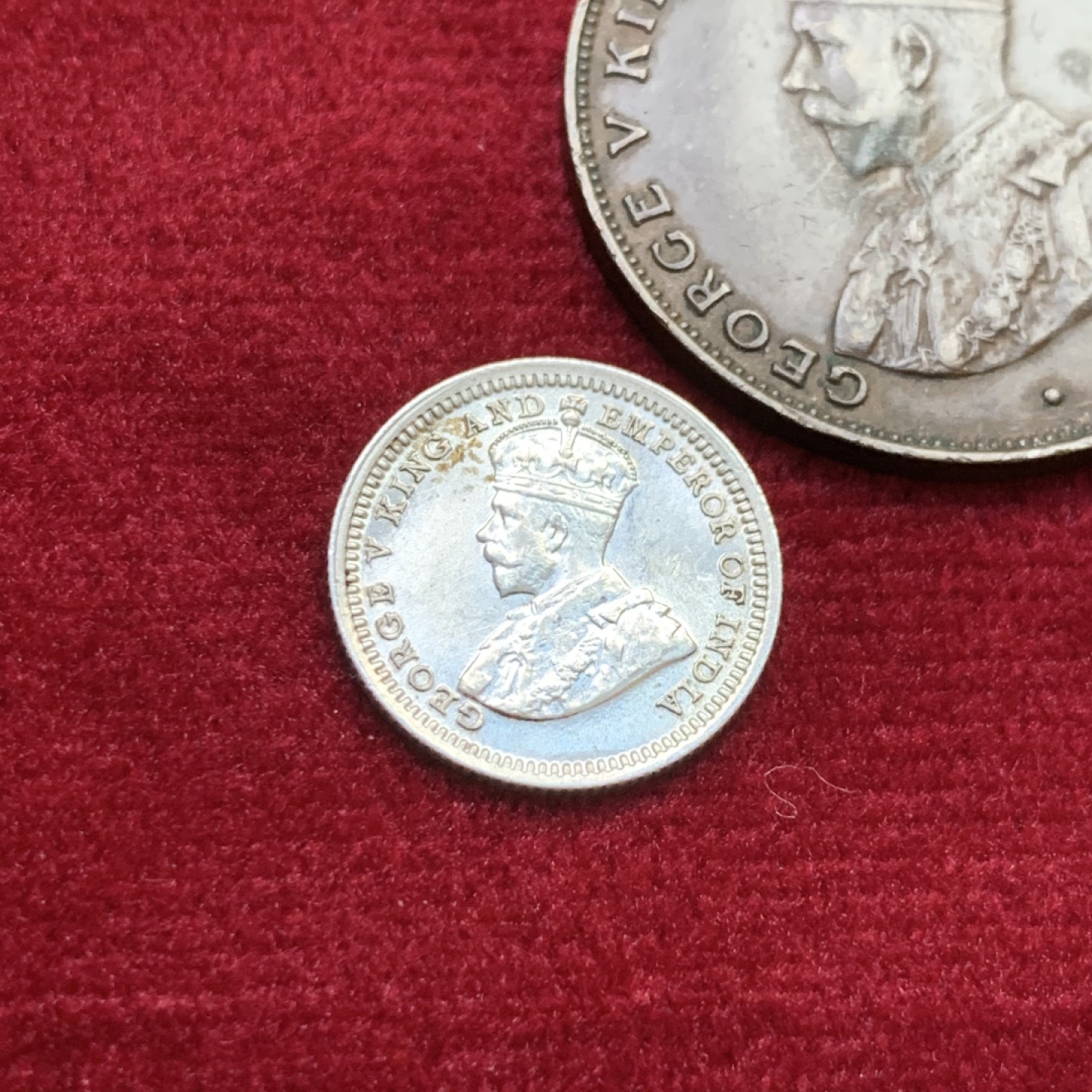 《竞宝斋》第143场-周日，周一 2场 (全场包邮) 香港 乔五3枚一组 一枚5仙银币，一枚1仙铜币，一枚1毫镍币 状态不错