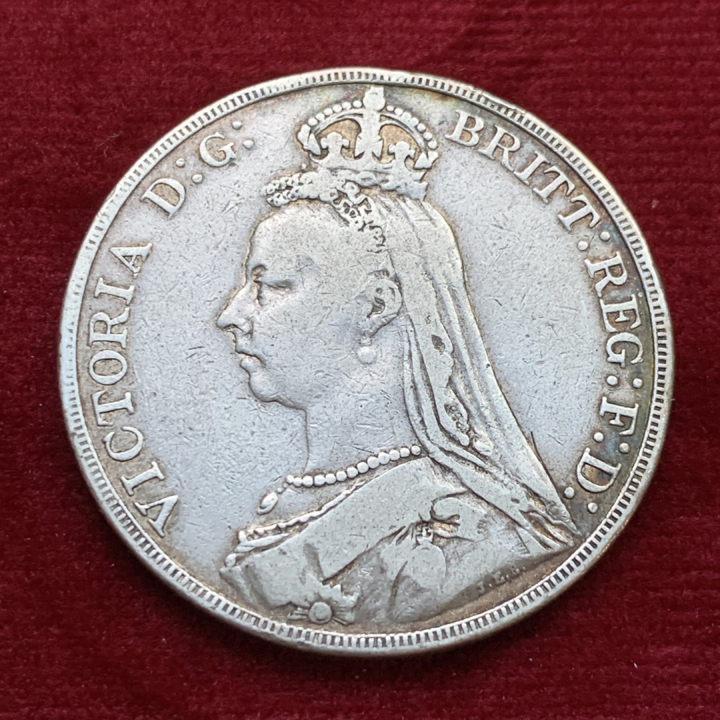 《竞宝斋》第143场-周日，周一 2场 (全场包邮) 英国1889年维多利亚高冠马剑克朗，流通品相老包浆，无明显瑕疵