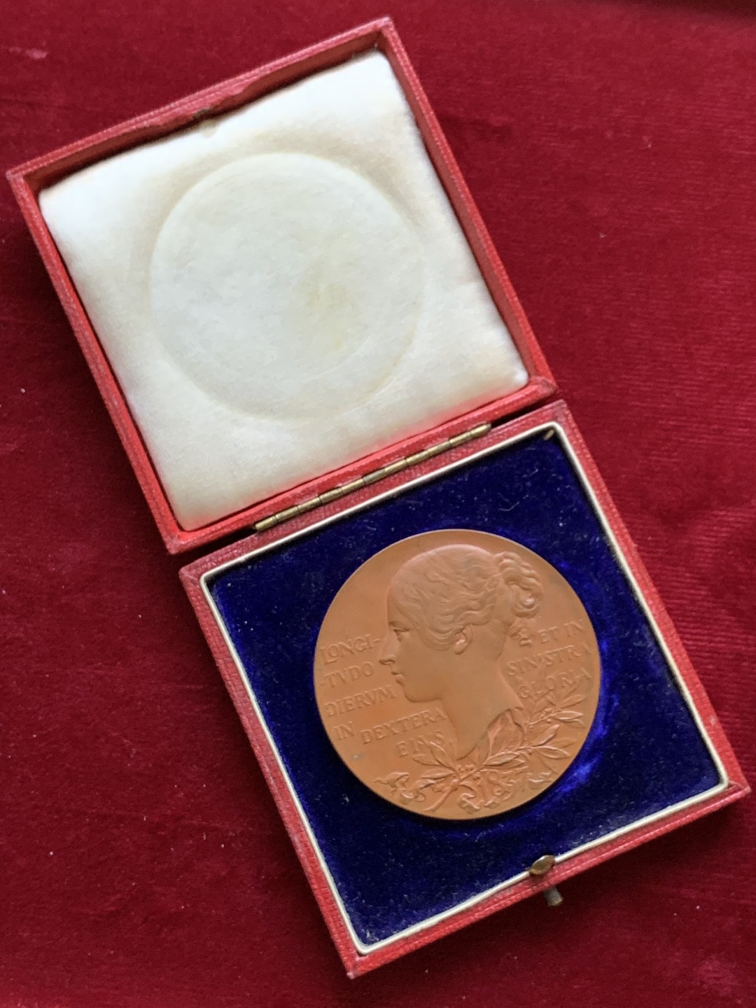 《竞宝斋》第143场-周日，周一 2场 (全场包邮) 1897年英国维多利亚登基60周年大铜章（原盒），直径56mm