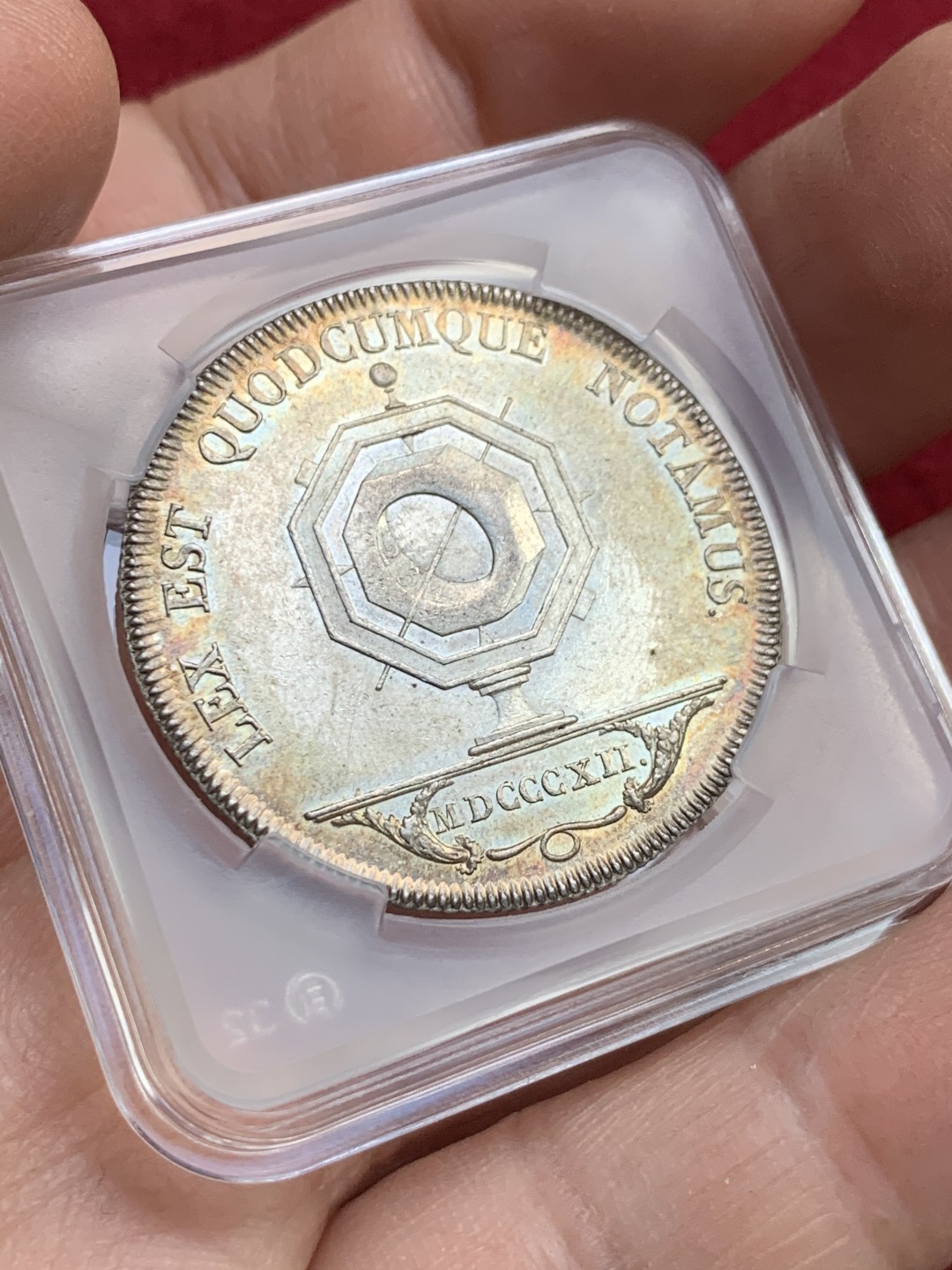 《竞宝斋》第143场-周日，周一 2场 (全场包邮) 法国 1812 银质圆形代币 1832年之前无印记 典型的拿破仑时期产物 里昂地区公证人，环边的五彩包浆非常漂亮。12.72g，32.8mm