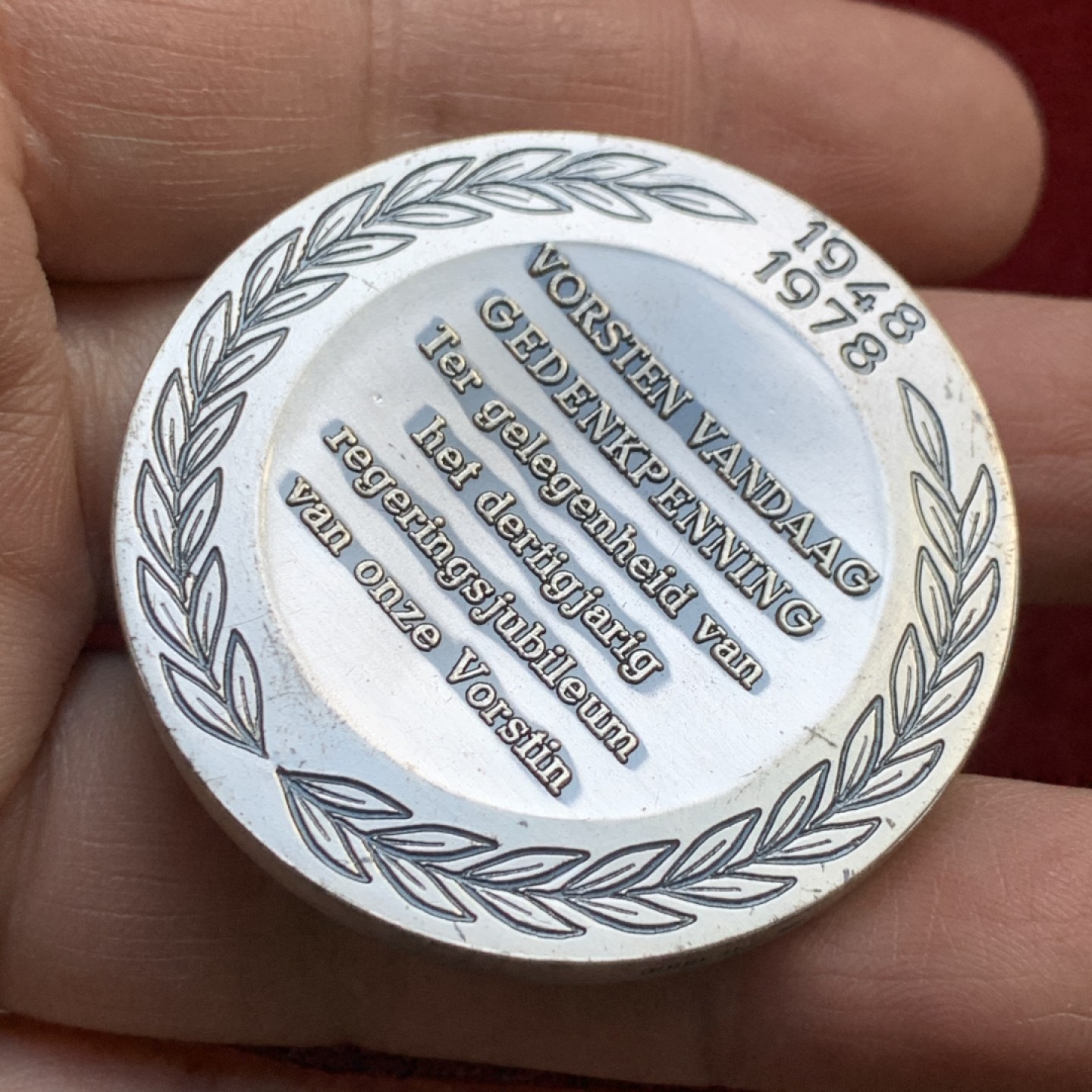 《竞宝斋》第143场-周日，周一 2场 (全场包邮) 1978年荷兰安娜女王登基30周年纪念，直径45mm，重量61.8g，非常厚重的银章，有证书