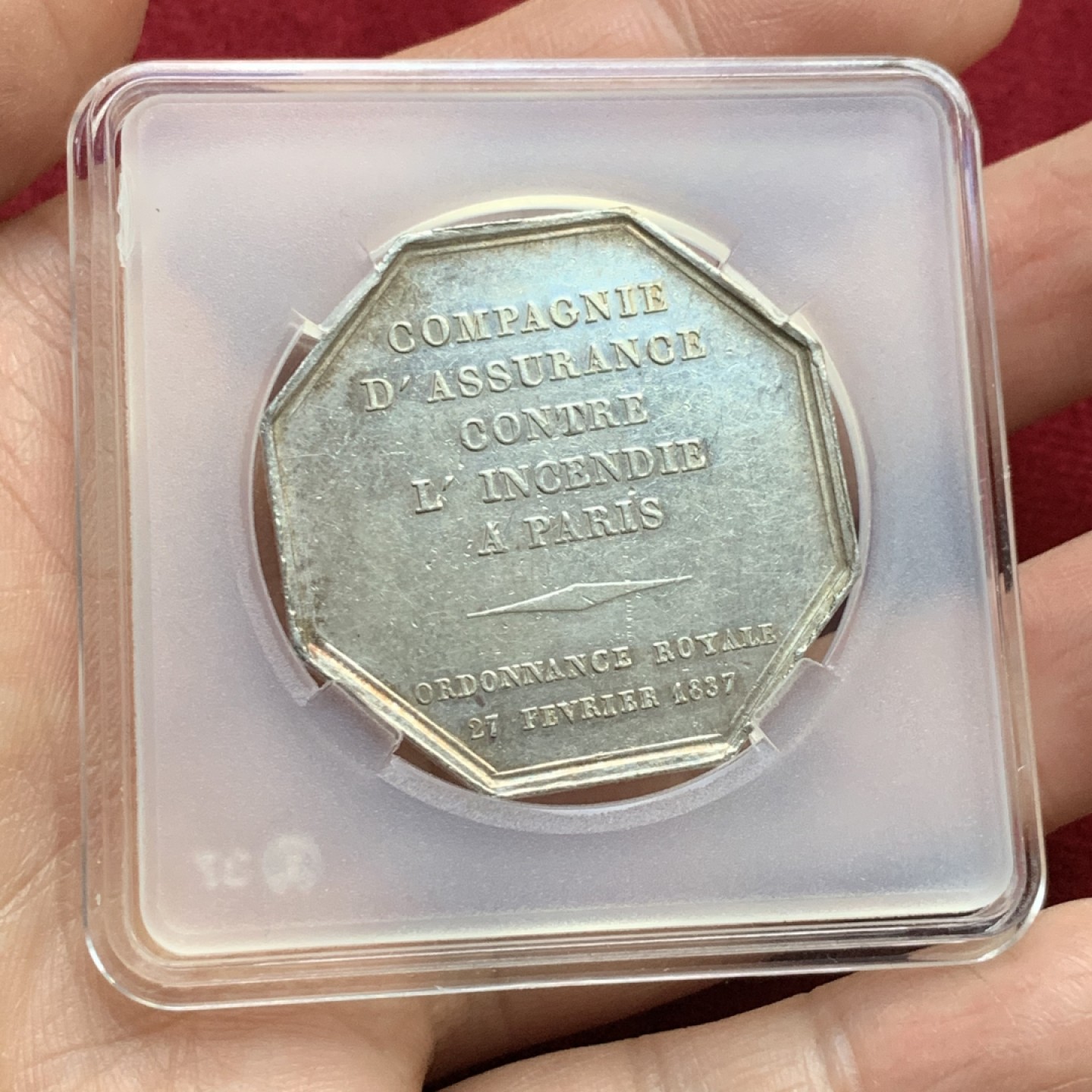 《竞宝斋》第143场-周日，周一 2场 (全场包邮) 法国 1837 八角银质代币 蜜蜂边铭 巴黎火灾保险公司，由皇家法令1837年2月27号签署 正面是雅典娜（密涅瓦）手持长矛和双蛇盾牌。19.03g，36.2mm