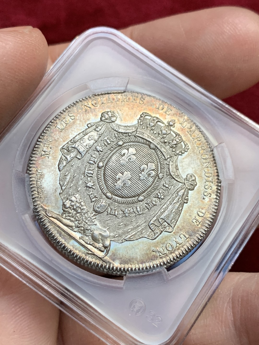 《竞宝斋》第143场-周日，周一 2场 (全场包邮) 法国 1812 银质圆形代币 1832年之前无印记 典型的拿破仑时期产物 里昂地区公证人，环边的五彩包浆非常漂亮。12.72g，32.8mm