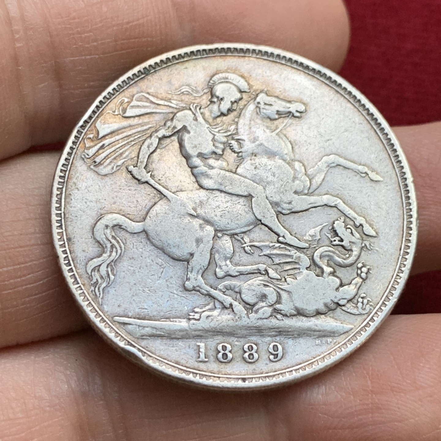 《竞宝斋》第143场-周日，周一 2场 (全场包邮) 英国1889年维多利亚高冠马剑克朗，流通品相老包浆，无明显瑕疵