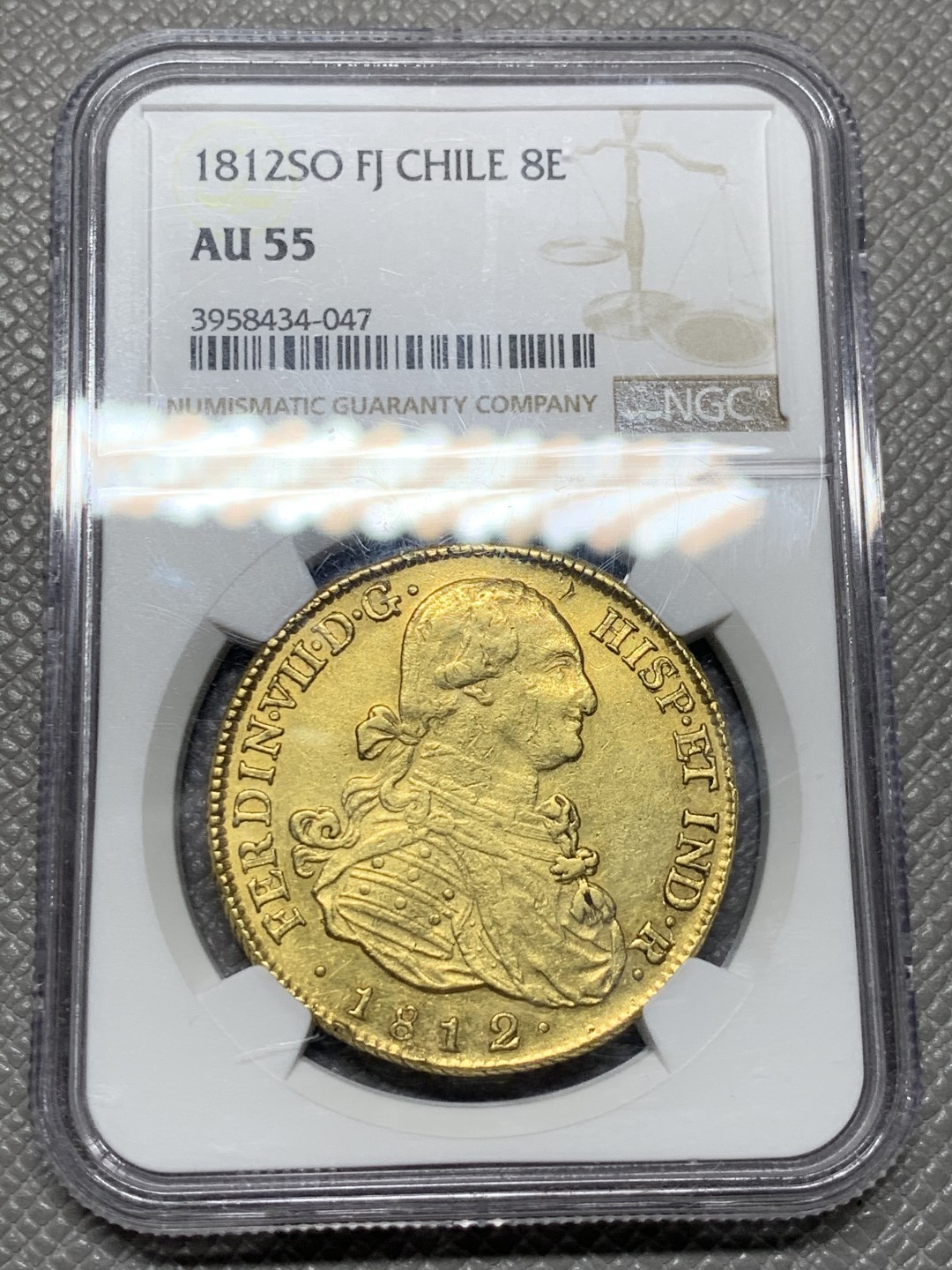 《竞宝斋》第143场-周日，周一 2场 (全场包邮) NGC-AU55 1812年西属智利8埃斯库多27克大金币，费七配卡四头过度版本非常稀少外拍3000美元了！ 西班牙殖民地最后的荣光 打的非常正没有铸缺