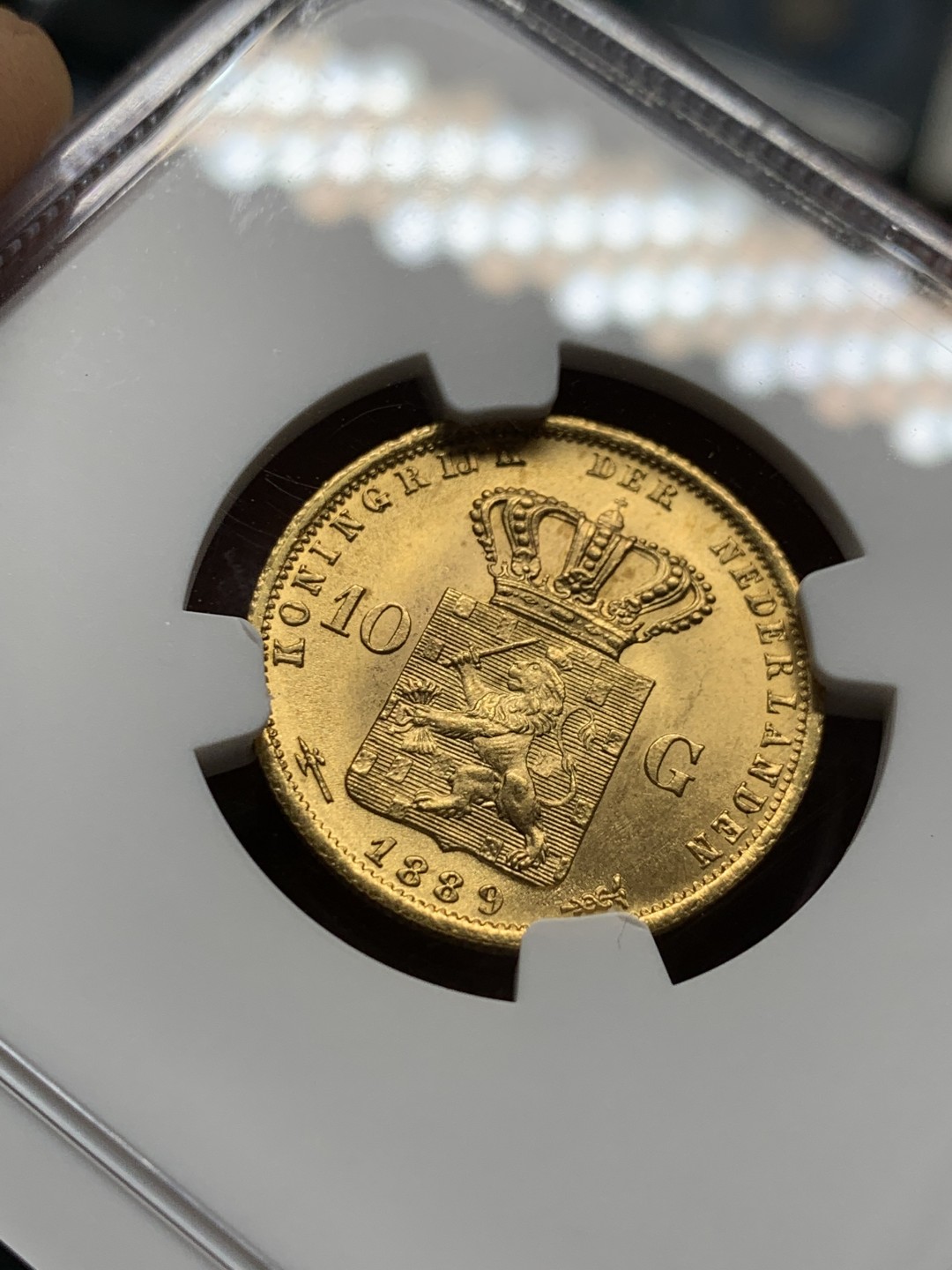 《竞宝斋》第143场-周日，周一 2场 (全场包邮) NGC-MS66 荷兰1889年 威廉三世 10盾金币 顶极品相 一枚就毕业