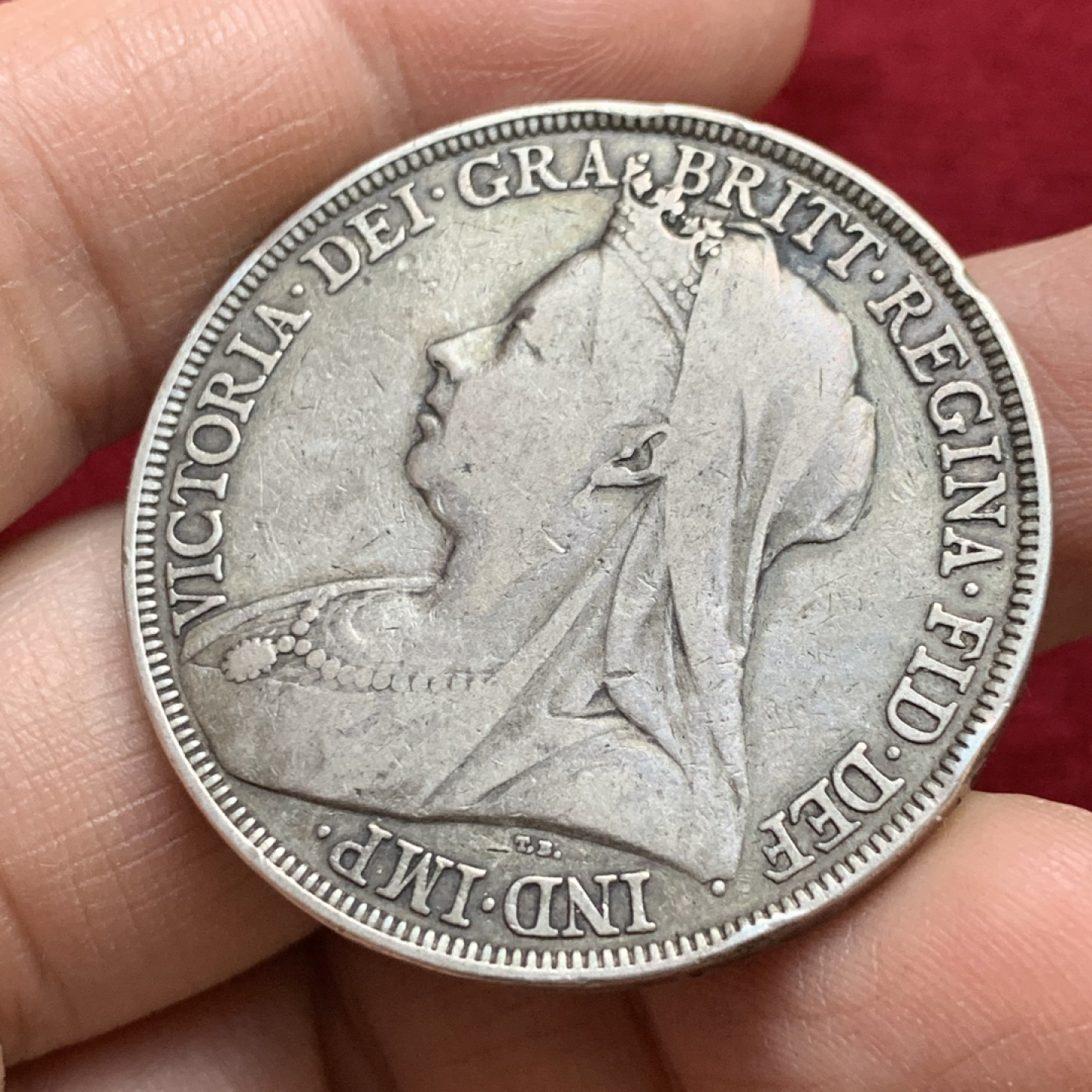 《竞宝斋》第143场-周日，周一 2场 (全场包邮) 英国1897年维多利亚披纱马剑克朗，流通品相老包浆，无明显瑕疵