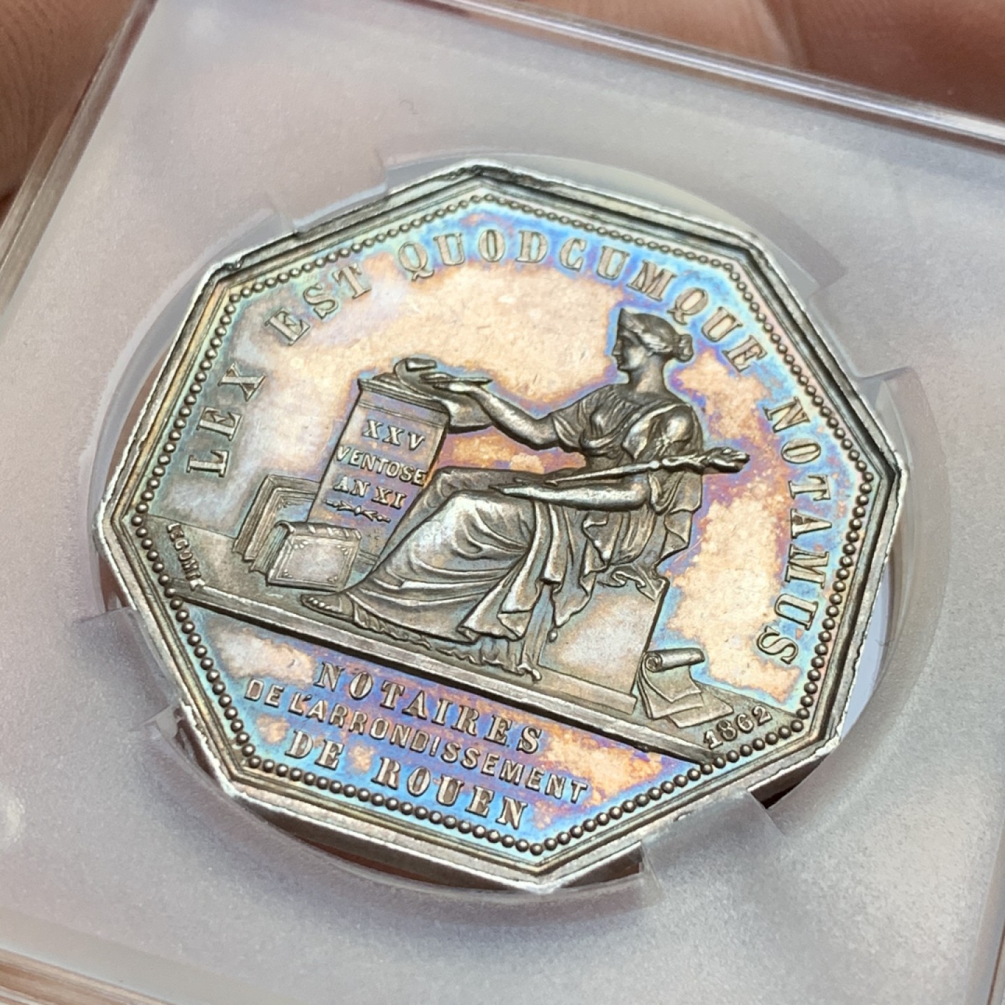 《竞宝斋》第143场-周日，周一 2场 (全场包邮) 法国 1880-1898 银质八角代币  鲁昂地区公证人 金紫包浆非常漂亮 个头很大 丰饶角边铭 22.3g 36.2mm