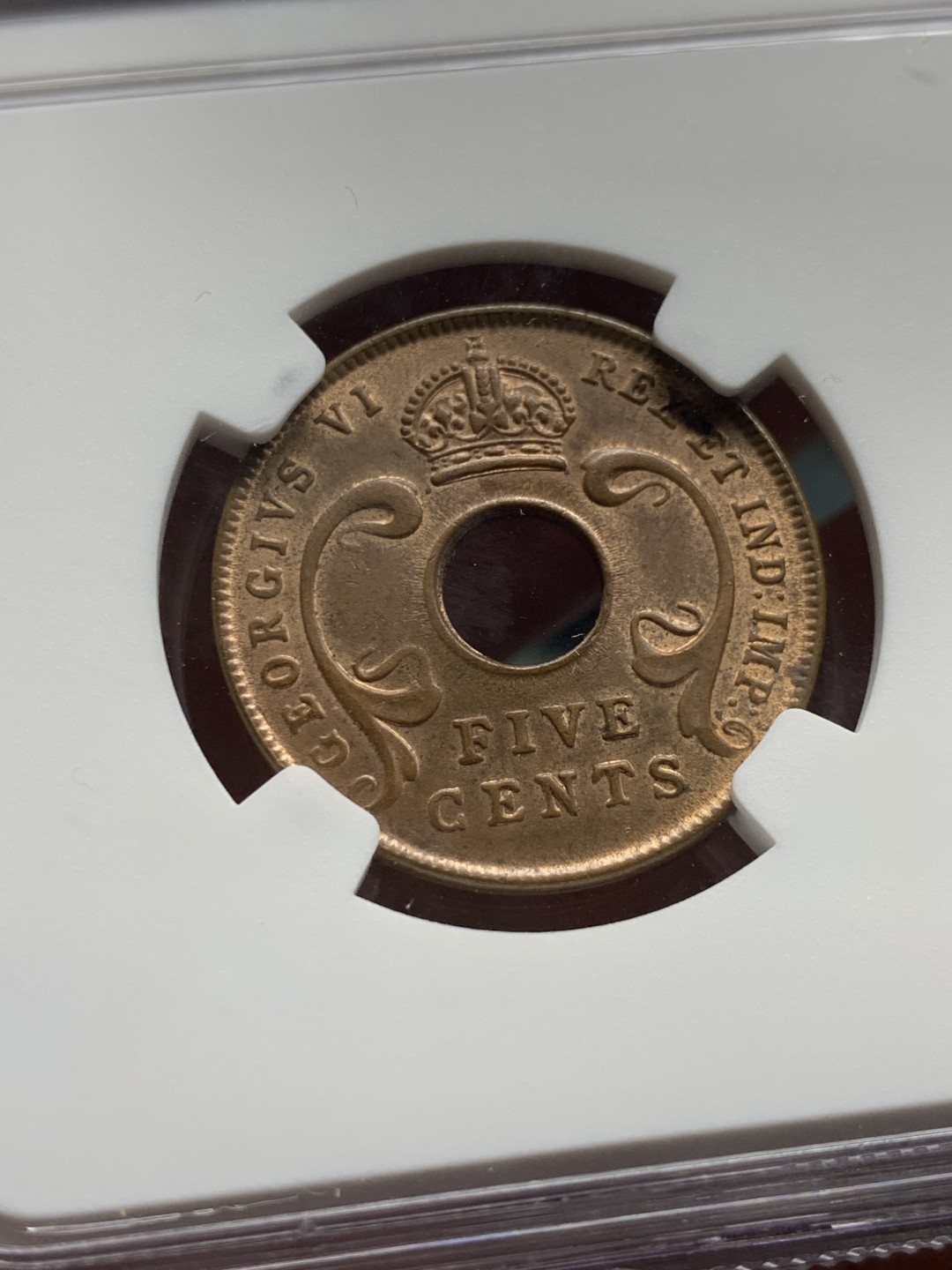 《竞宝斋》第143场-周日，周一 2场 (全场包邮) NGC-MS64BN 唯一冠军分 1943年 英属东非 乔治六世5分铜币，中孔设计。铜光犹存，高分不易