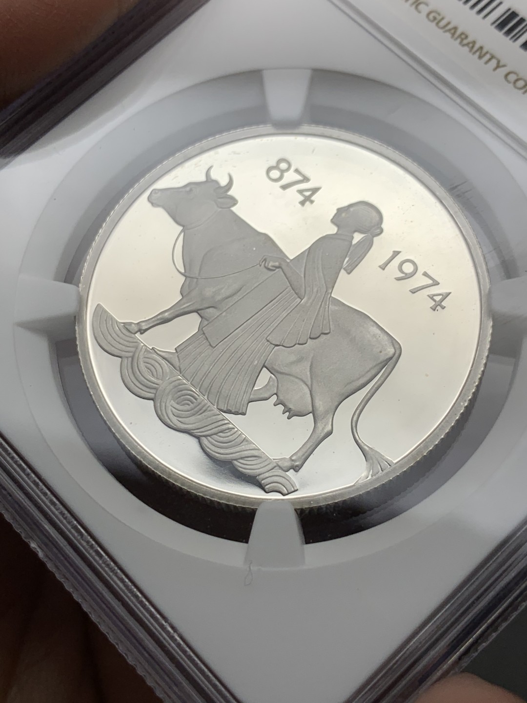 《竞宝斋》第143场-周日，周一 2场 (全场包邮) NGC-PF69 ULTRA CAMEO 1974年 冰岛千年纪念500克朗大银币，牵牛的女人。深度镜面，无暇状态。69顶级分数