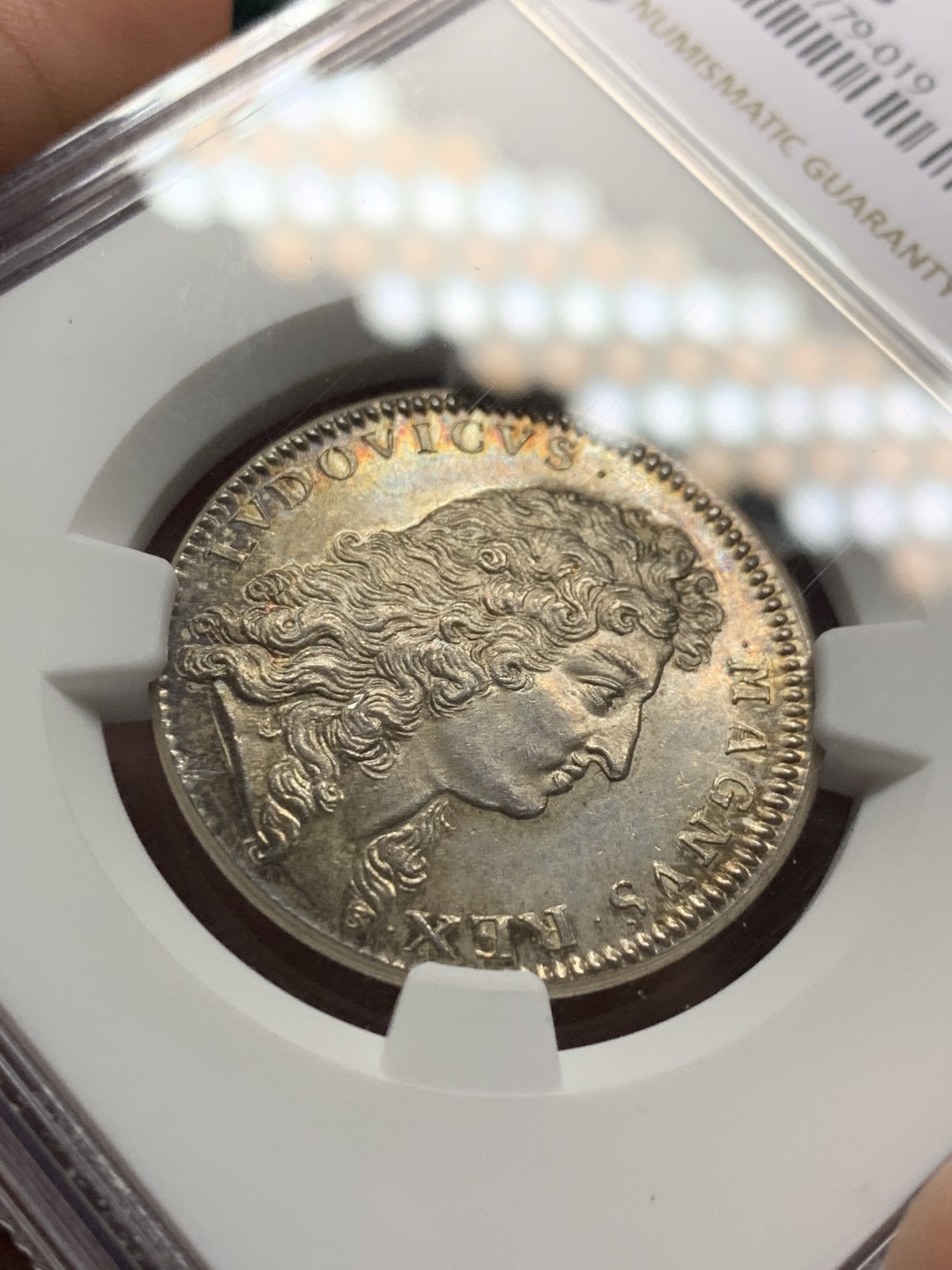 《竞宝斋》第143场-周日，周一 2场 (全场包邮) NGC-MS63 法国1683年路易十四 圆形JETON 五彩包浆 发丝清晰可见 JETON里的战斗机