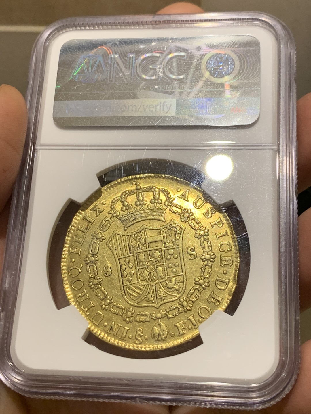 《竞宝斋》第143场-周日，周一 2场 (全场包邮) NGC-AU55 1812年西属智利8埃斯库多27克大金币，费七配卡四头过度版本非常稀少外拍3000美元了！ 西班牙殖民地最后的荣光 打的非常正没有铸缺