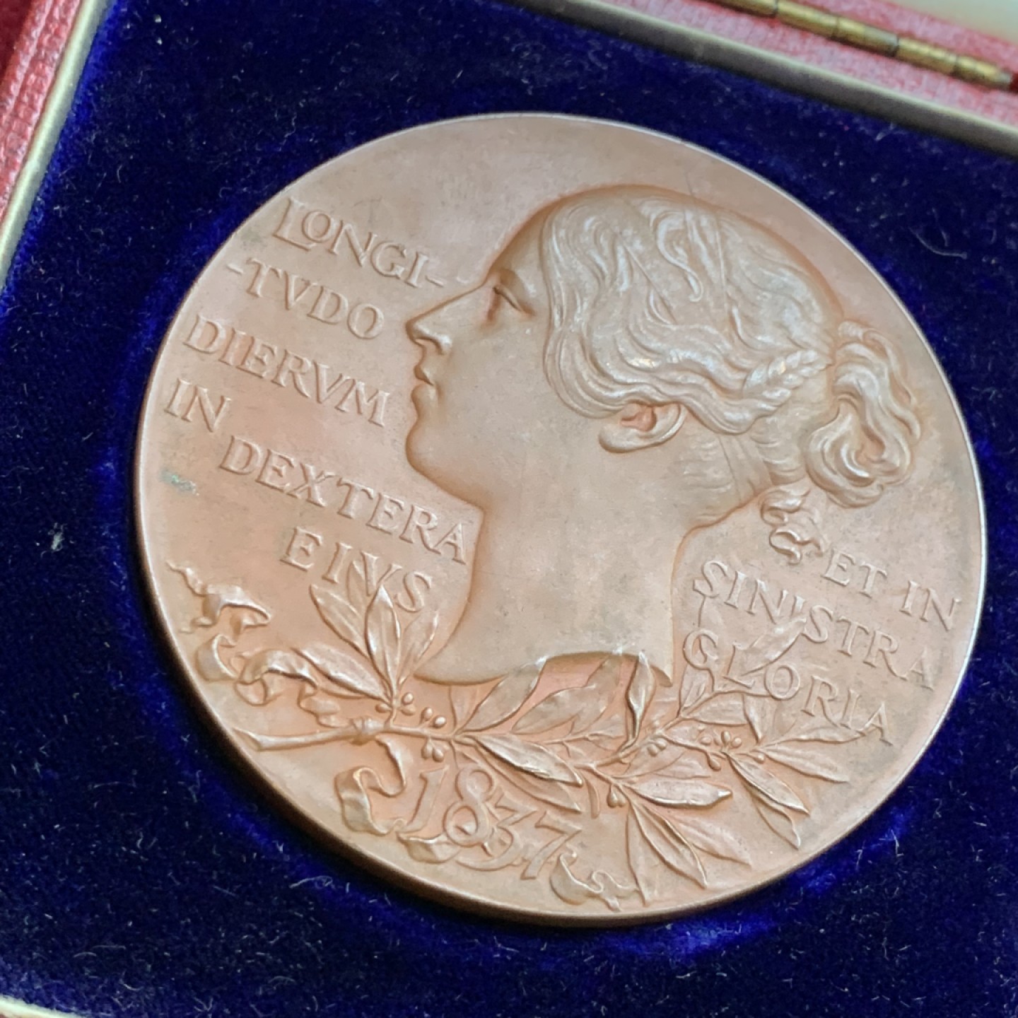 《竞宝斋》第143场-周日，周一 2场 (全场包邮) 1897年英国维多利亚登基60周年大铜章（原盒），直径56mm