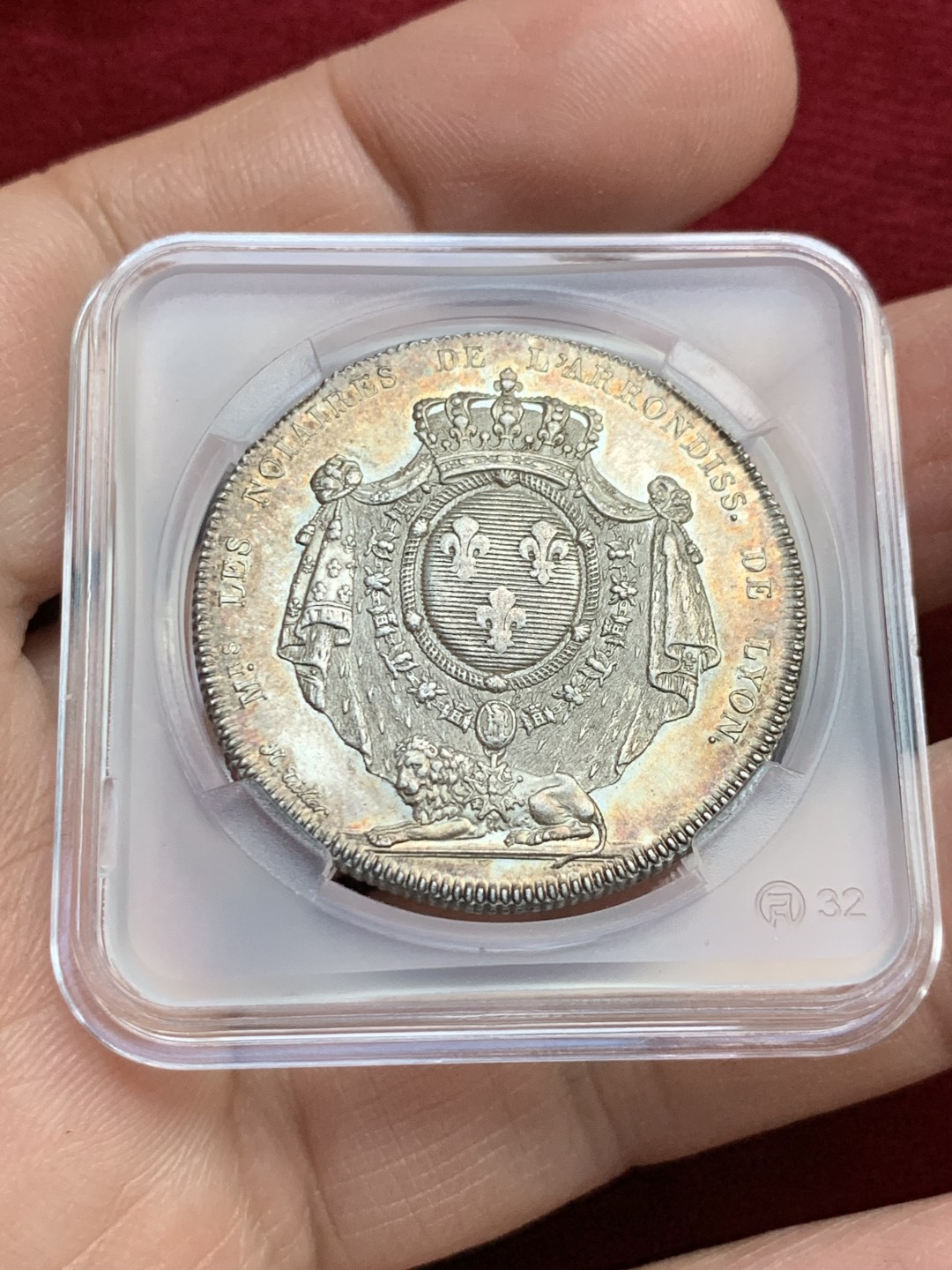 《竞宝斋》第143场-周日，周一 2场 (全场包邮) 法国 1812 银质圆形代币 1832年之前无印记 典型的拿破仑时期产物 里昂地区公证人，环边的五彩包浆非常漂亮。12.72g，32.8mm