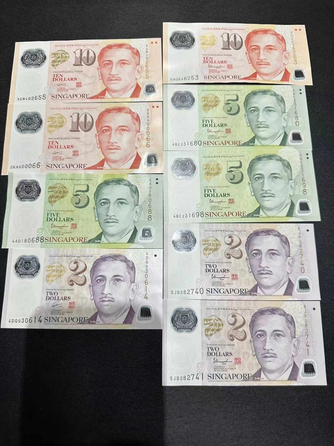 《外钞收藏家》第二百五十一期 新加塑料钞9张 左边四张有软折 右边五张全新