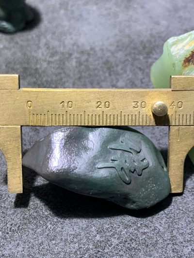 精美戈壁绿碧玉手工雕刻佛字把件（吊坠)一个！ 精美戈壁绿碧玉手工雕刻佛字把件（吊坠)一个！