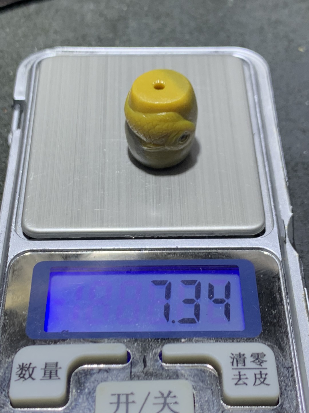 精美冰飘亚光战国红玛瑙手工俏色巧雕富贵有鱼桶珠一颗！
