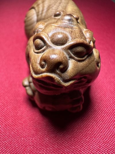 手串木器杂件｜拍卖专场 金丝楠木｜小叶桢楠｜精雕“抱球貔貅”手把件